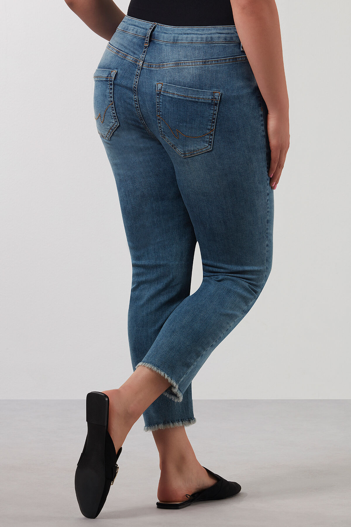 Jeans mit ausgefranstem Saum image number 3