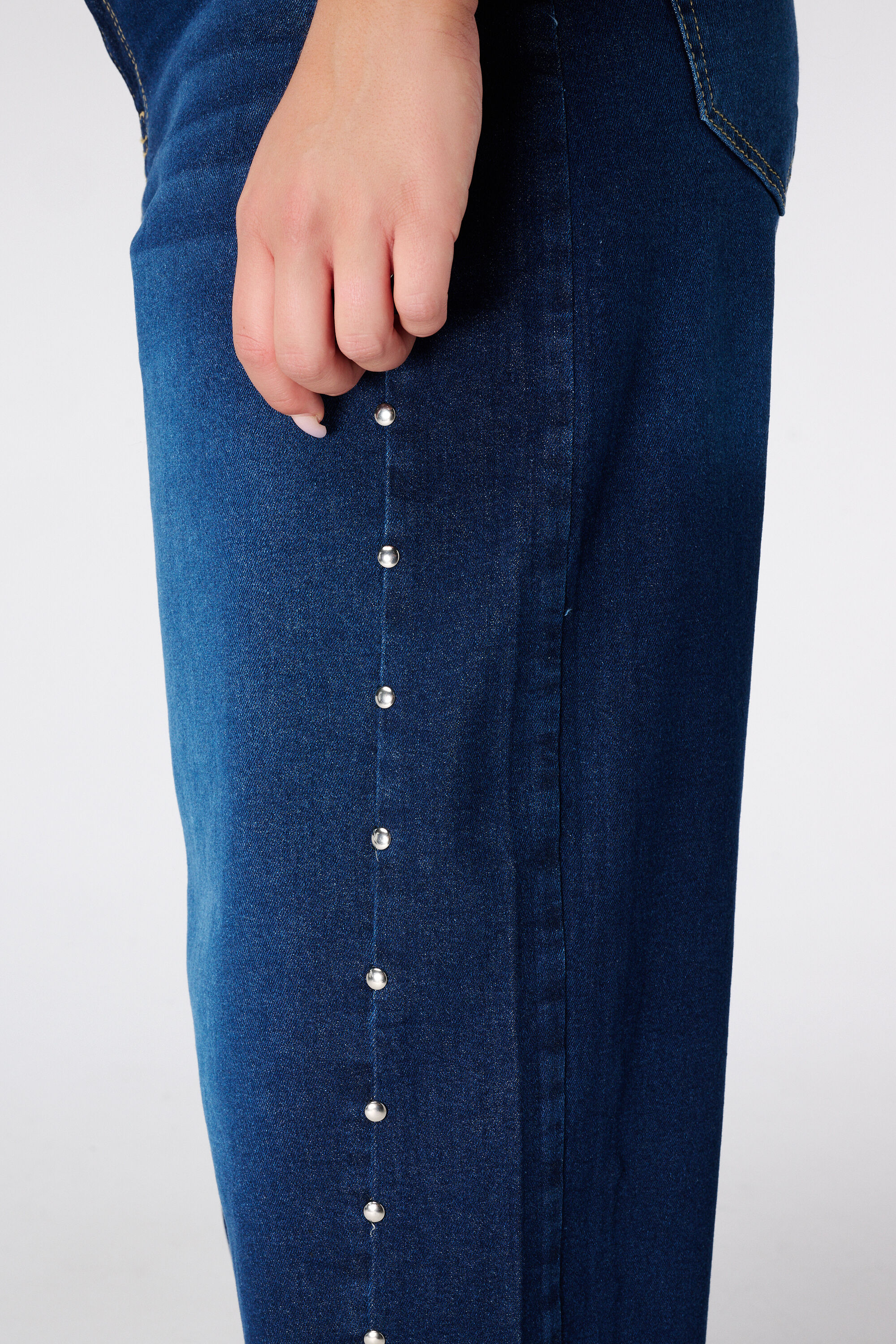 Barrel-Jeans mit Nieten image number 2