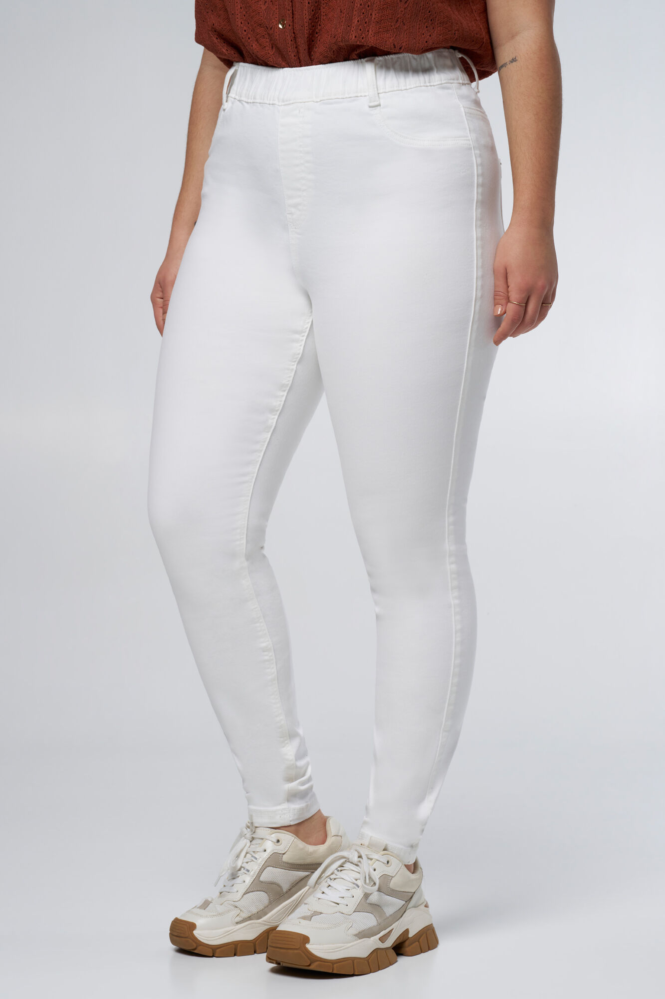 Skinny-Leg-Trekking image number 5