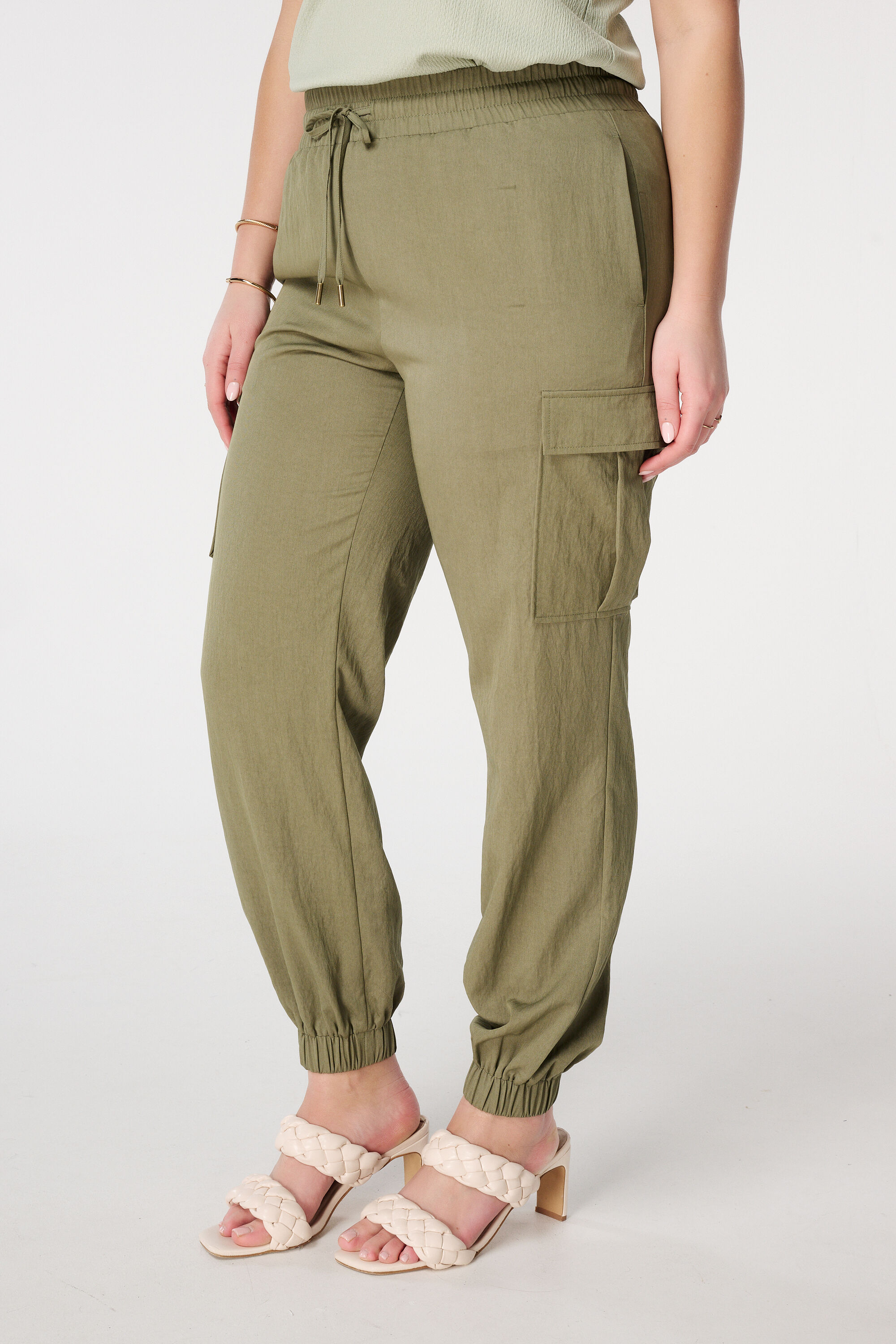 Hose mit Taschen und elastischem Bund image number 5