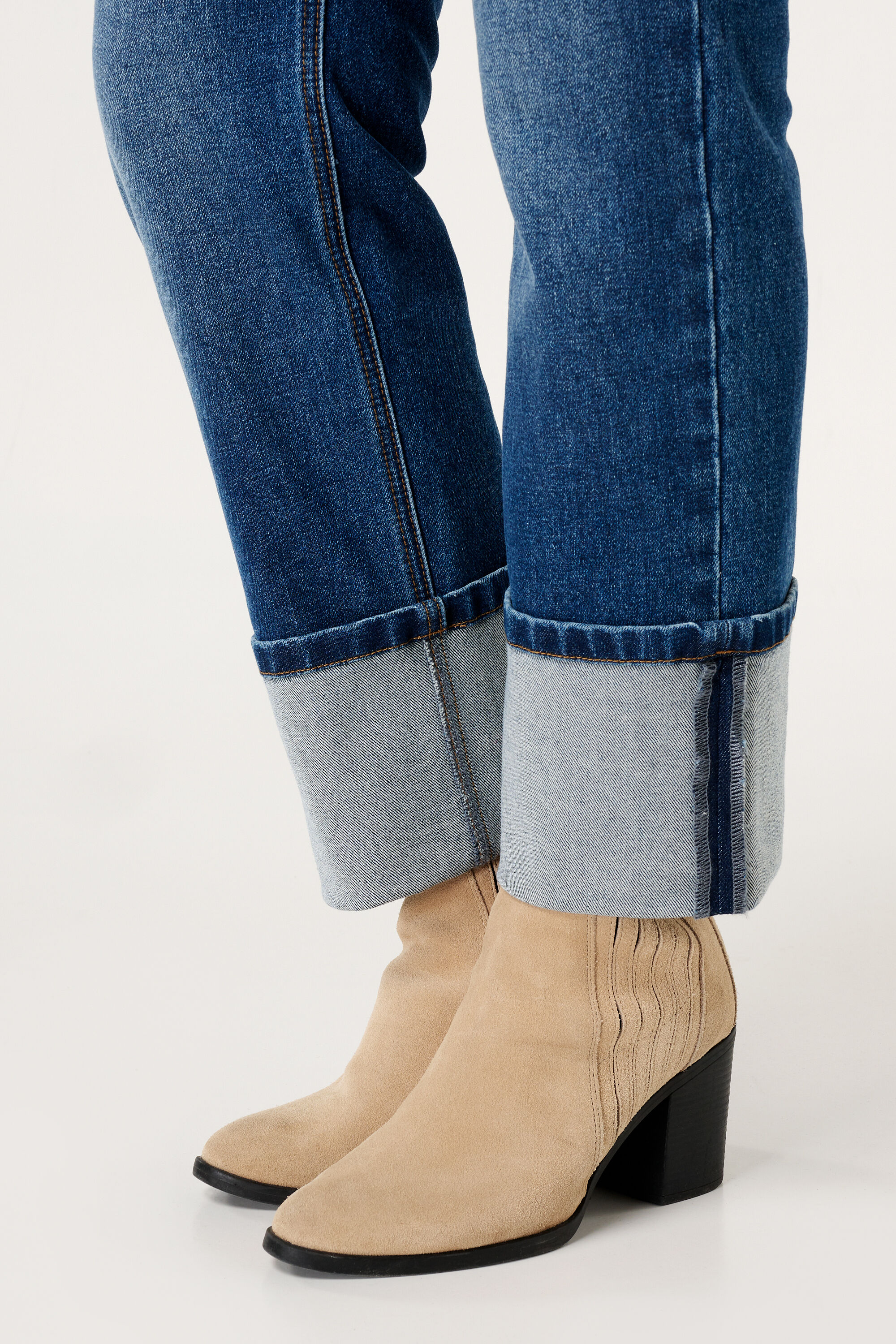 Jeans mit geradem Bein und umgeschlagenen Beinen image number 4