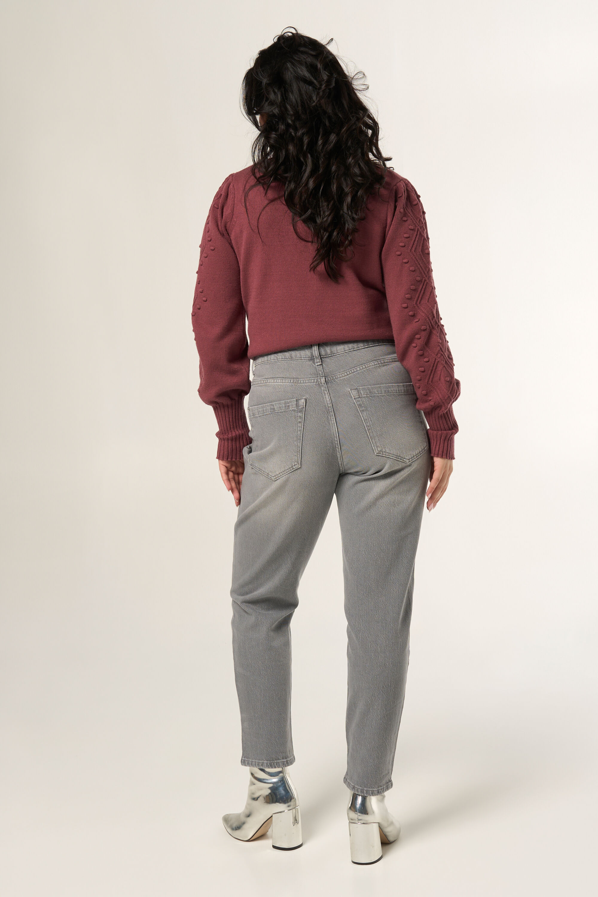 Straight-Leg-Jeans mit Nieten image number 3