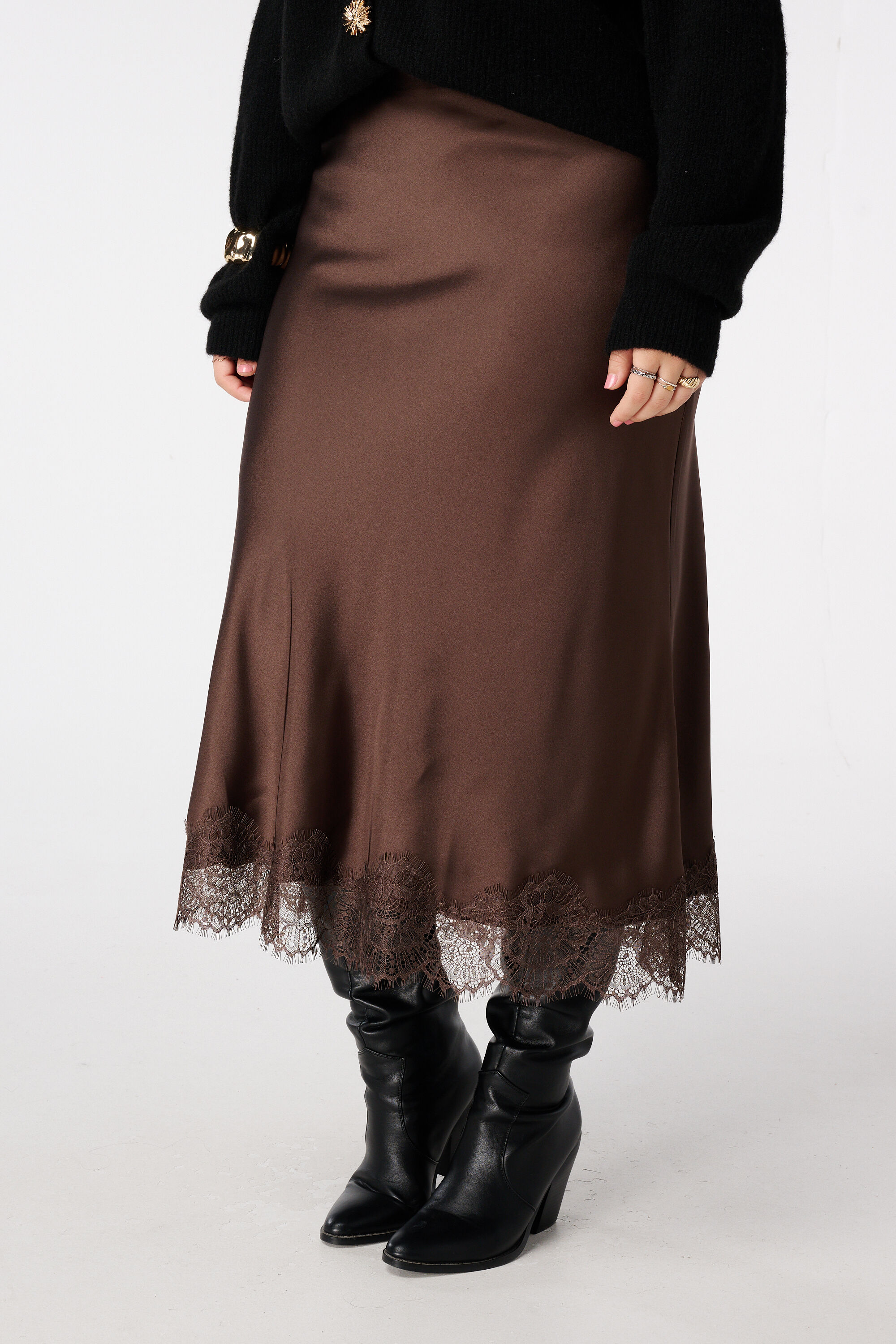 Rock mit Satinoptik und Spitzen-Detail image number 5