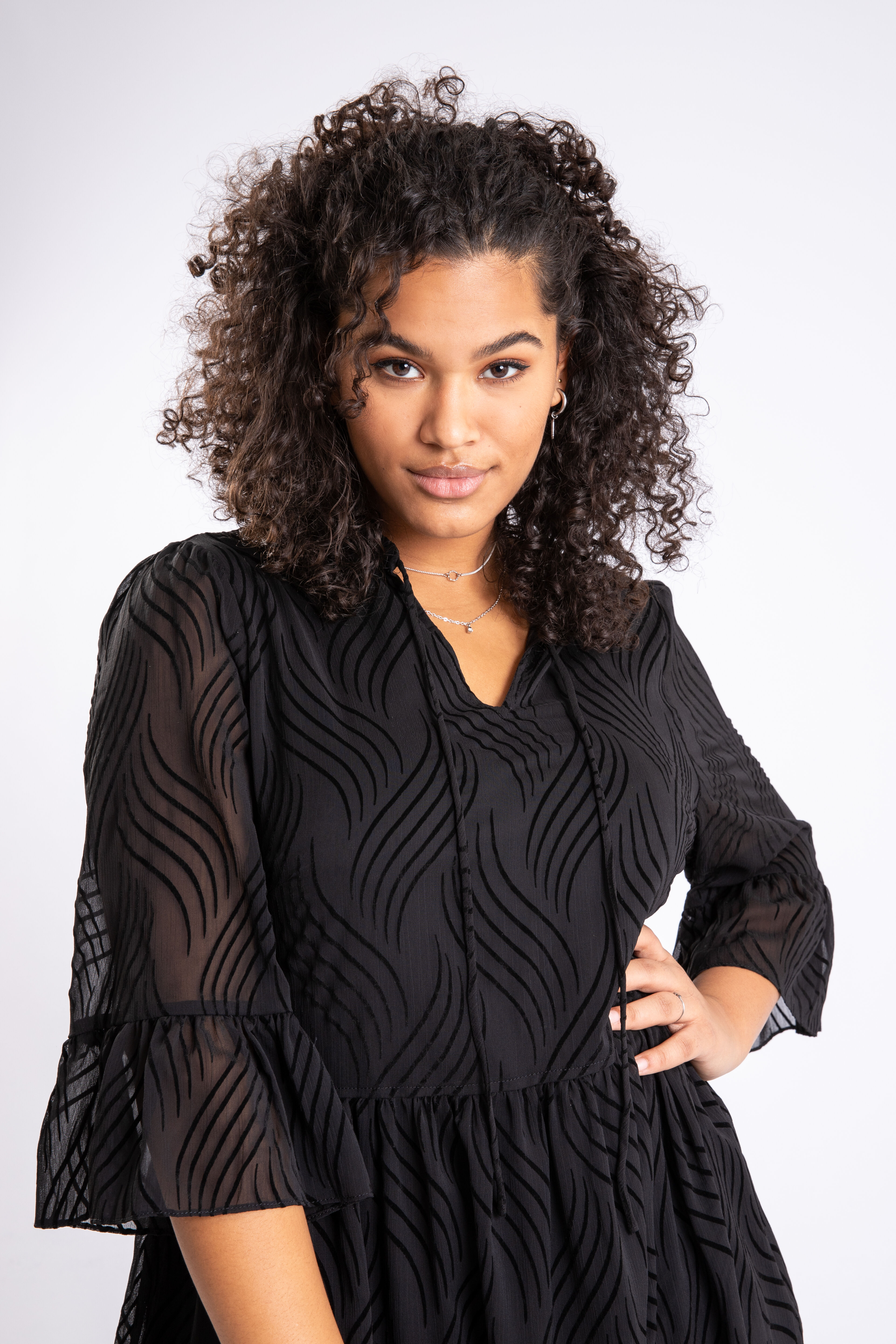 Kleid aus halb durchsichtigem Stoff image number 4