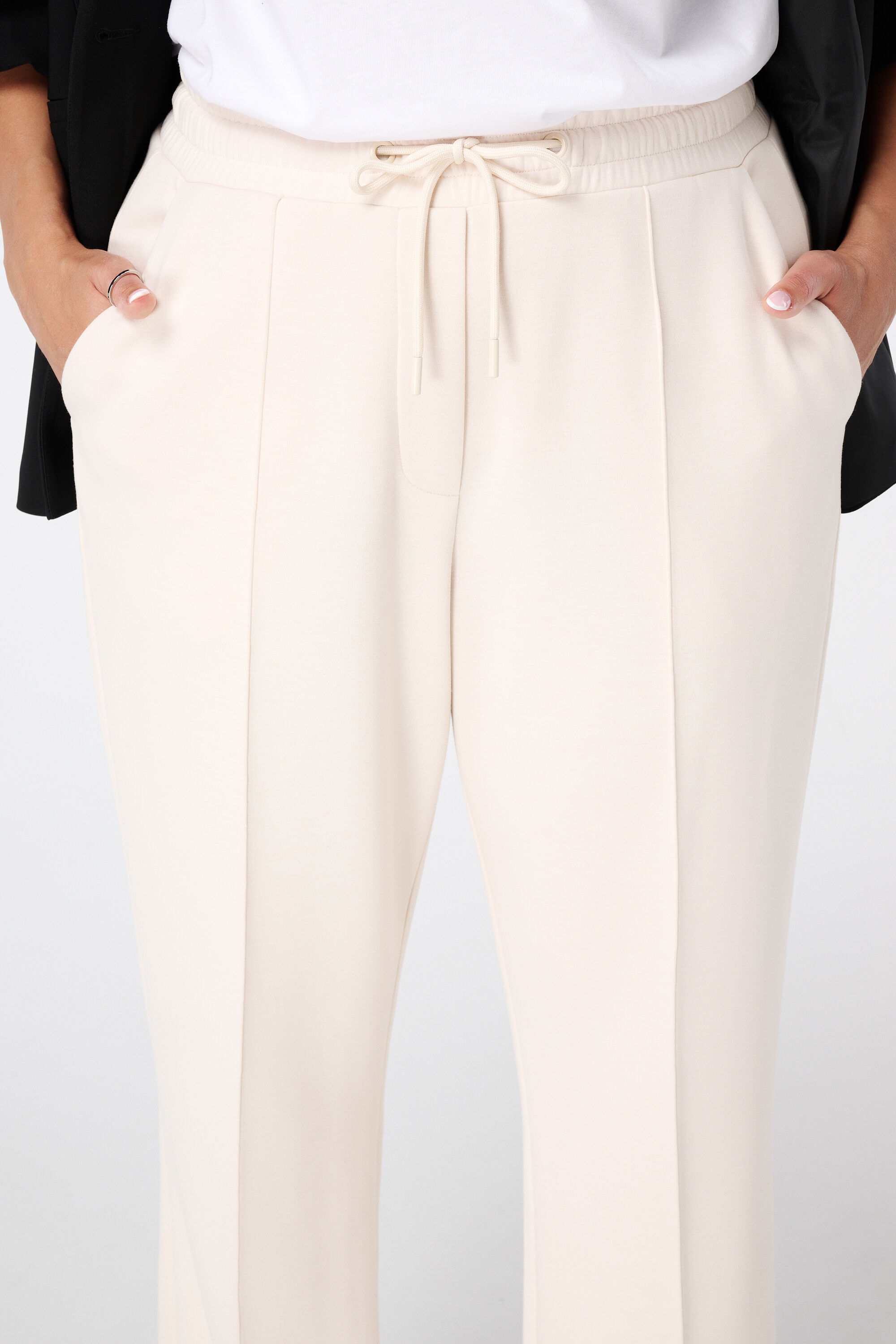 Hose mit elastischem Bund und Ziernaht image number 4