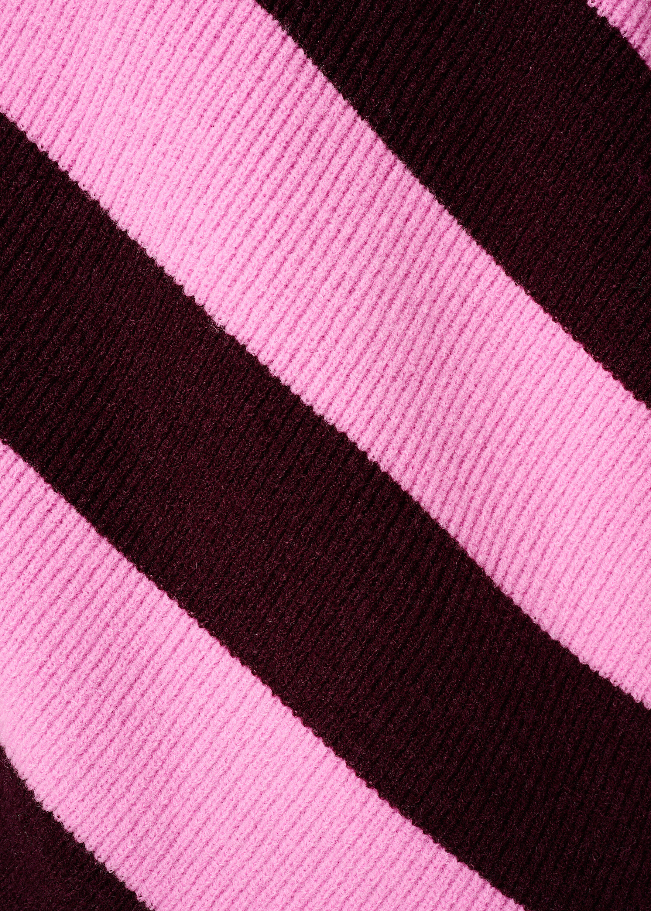 Pullover mit diagonalen Streifen image number 6