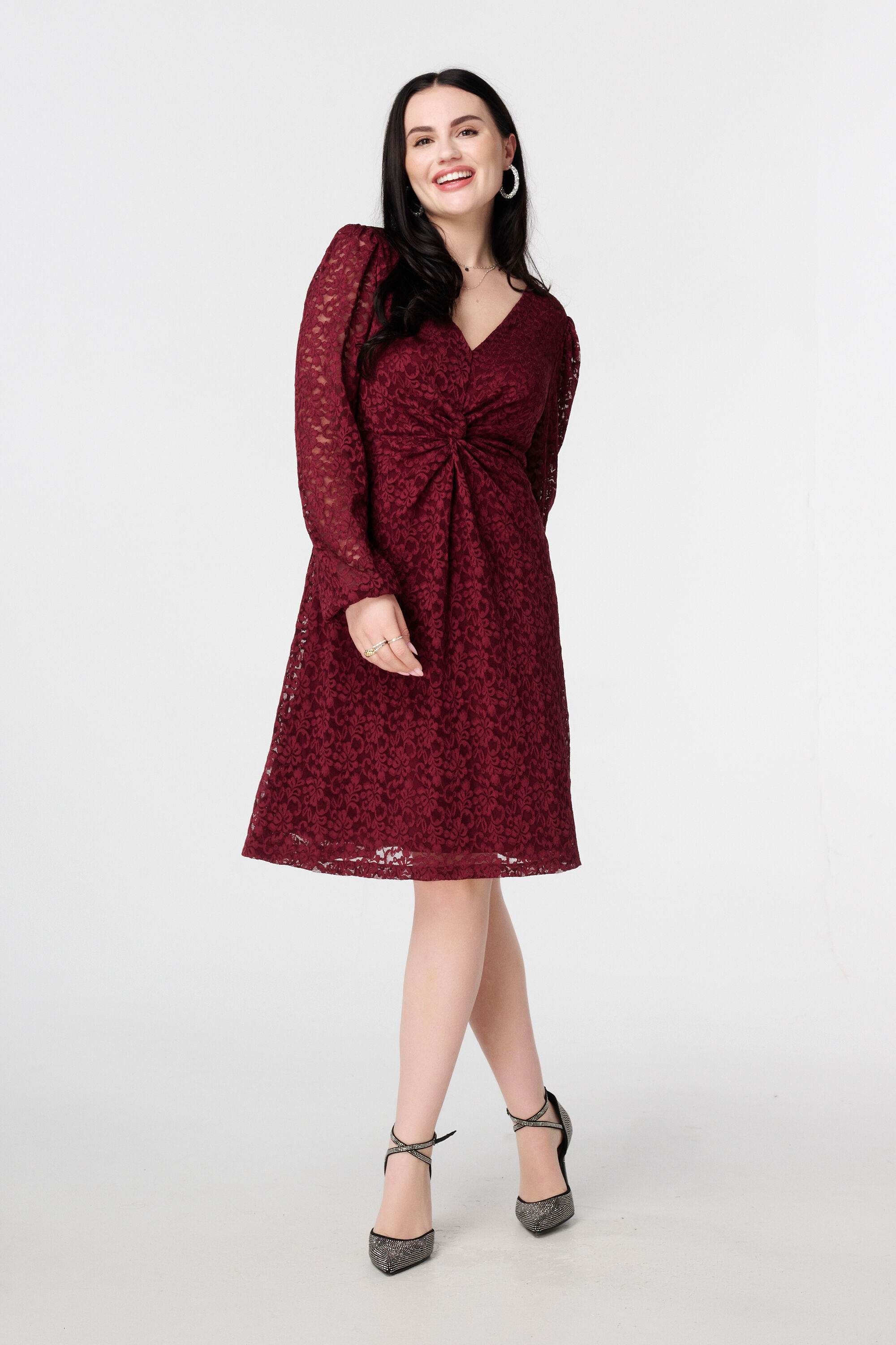 Kleid aus Spitze mit Knopfdetail