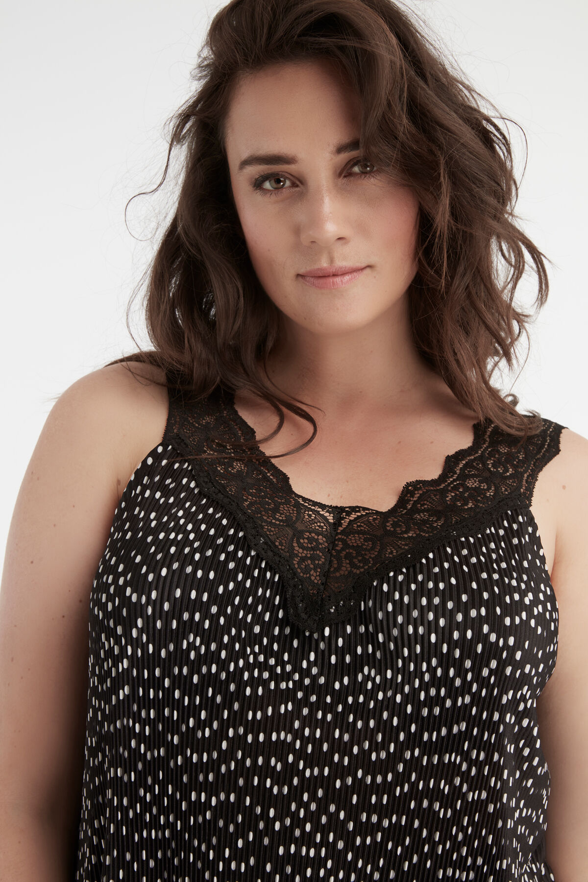 Plissee-Top mit Punktmuster und Spitze image number 3