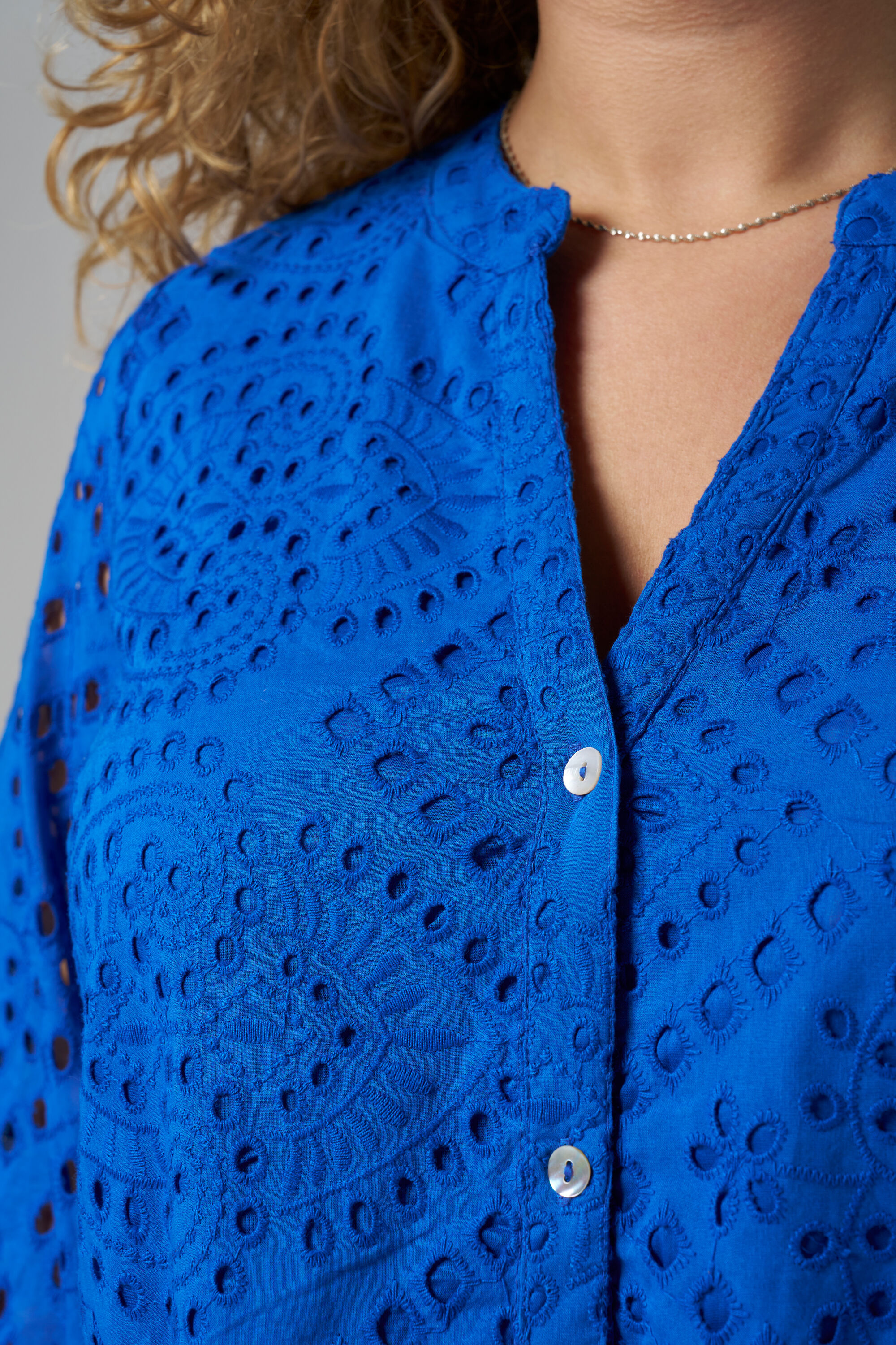 Kurzes Kleid mit Stickerei und G&uuml;rtel image number 4