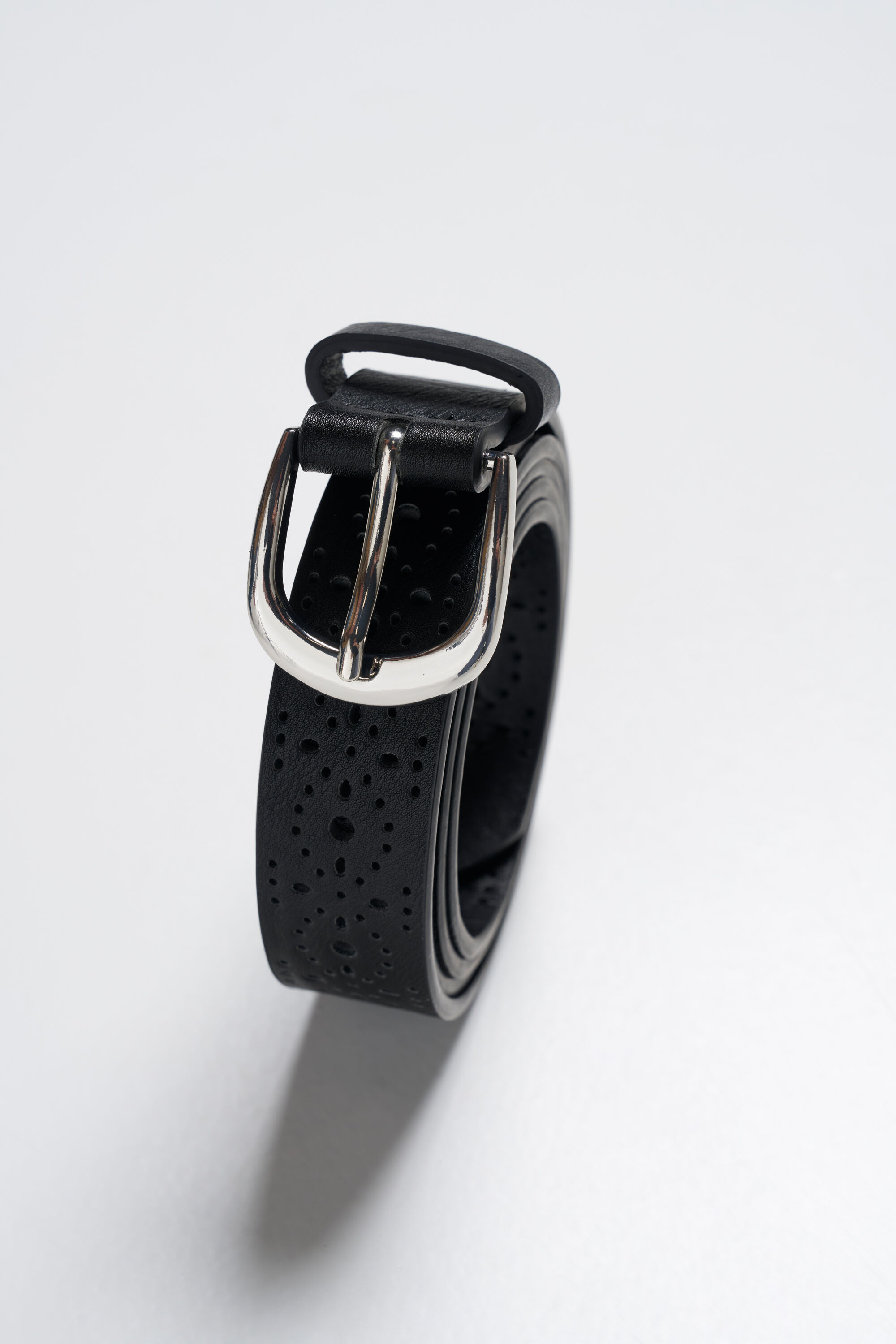 G&uuml;rtel mit Lochmuster image number 2