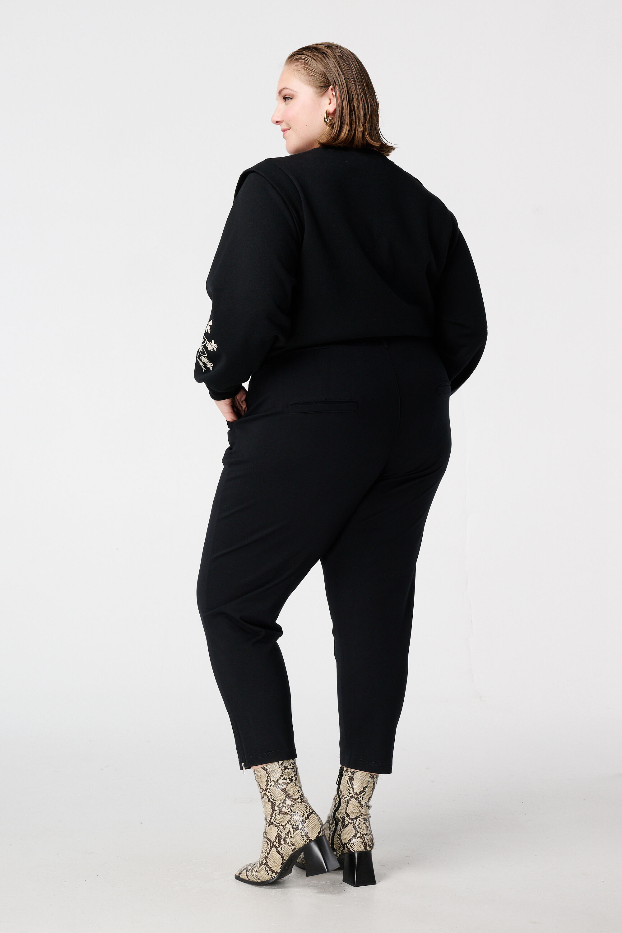 Hose mit elastischem Bund image number 3