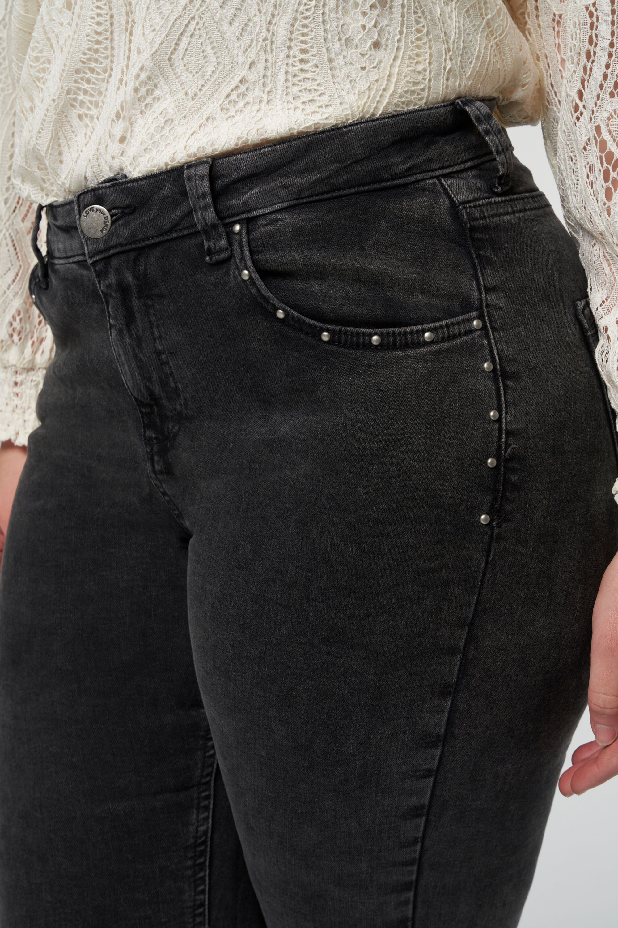 Skinny-Leg-Jeans mit Nietendetail image number 4