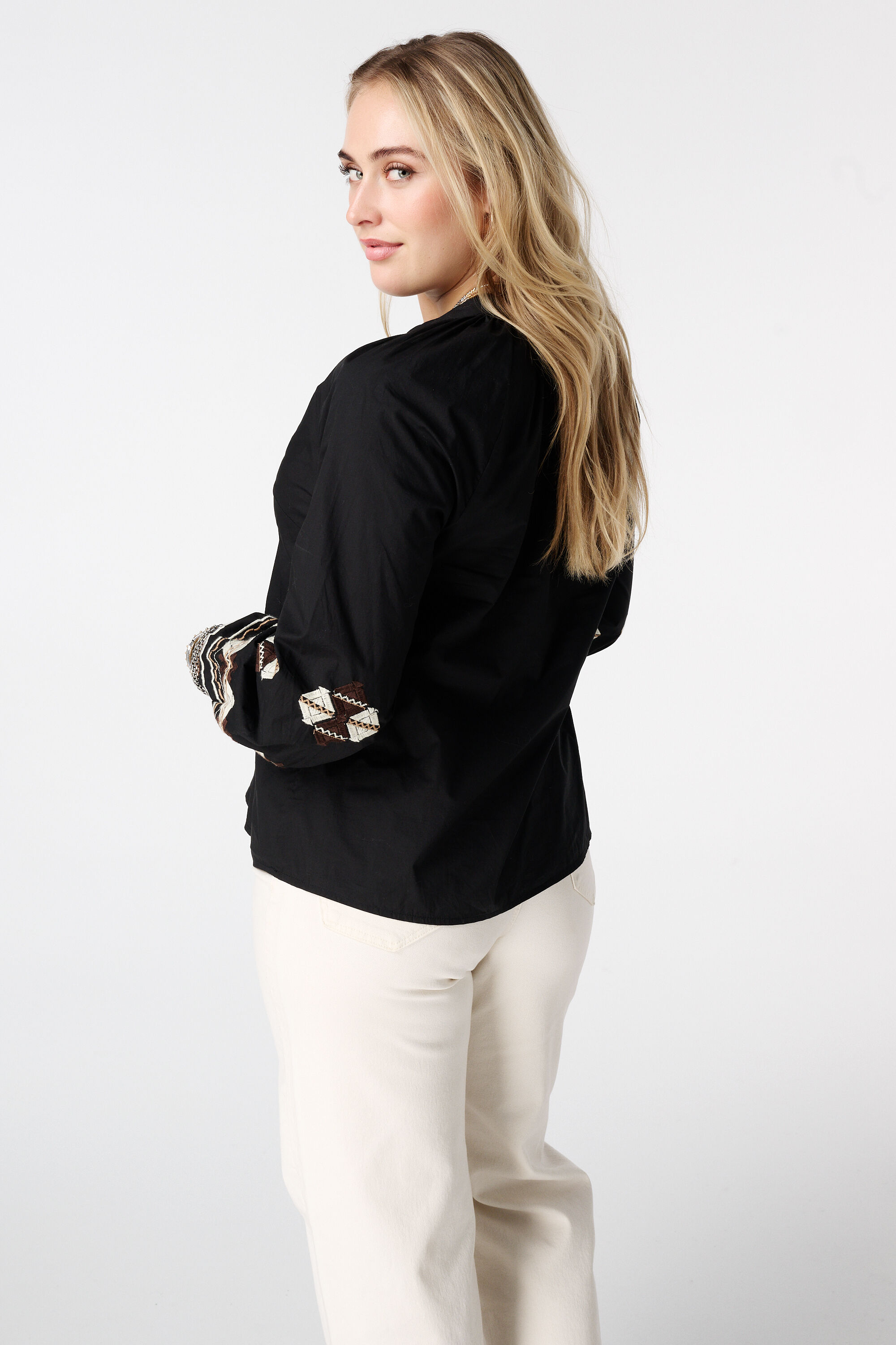 Bluse mit Stickerei image number 3