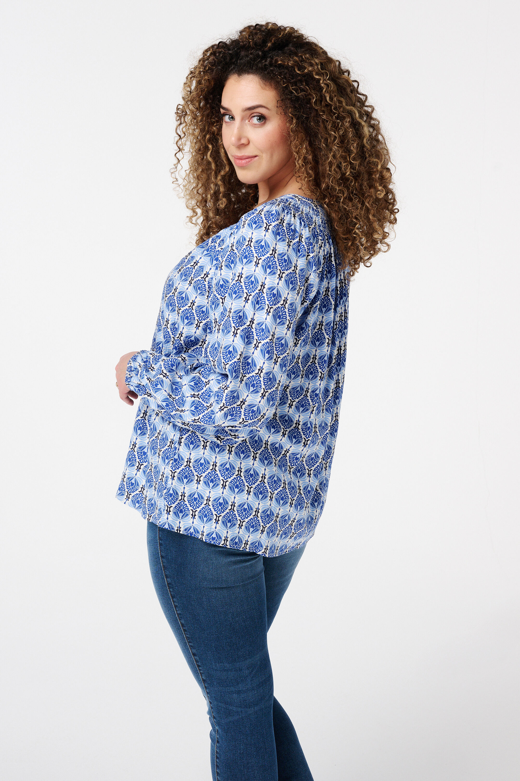 Bluse mit gesmokter Verzierung und Print image number 3