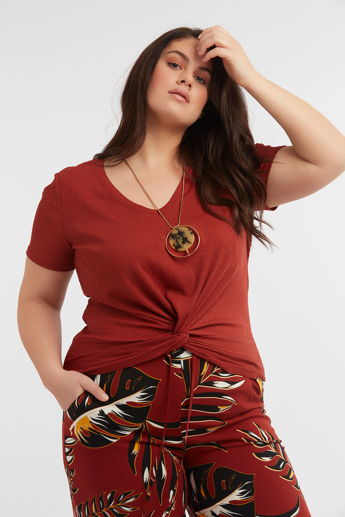 Wide-leg Hose mit Allover-Print  image number 4