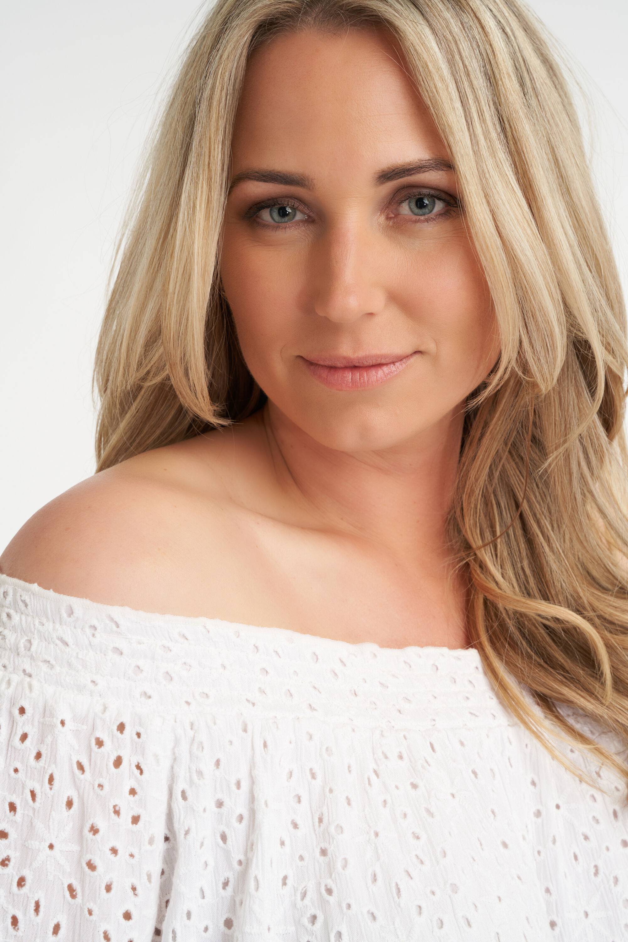 Kleid mit Stickerei image number 4