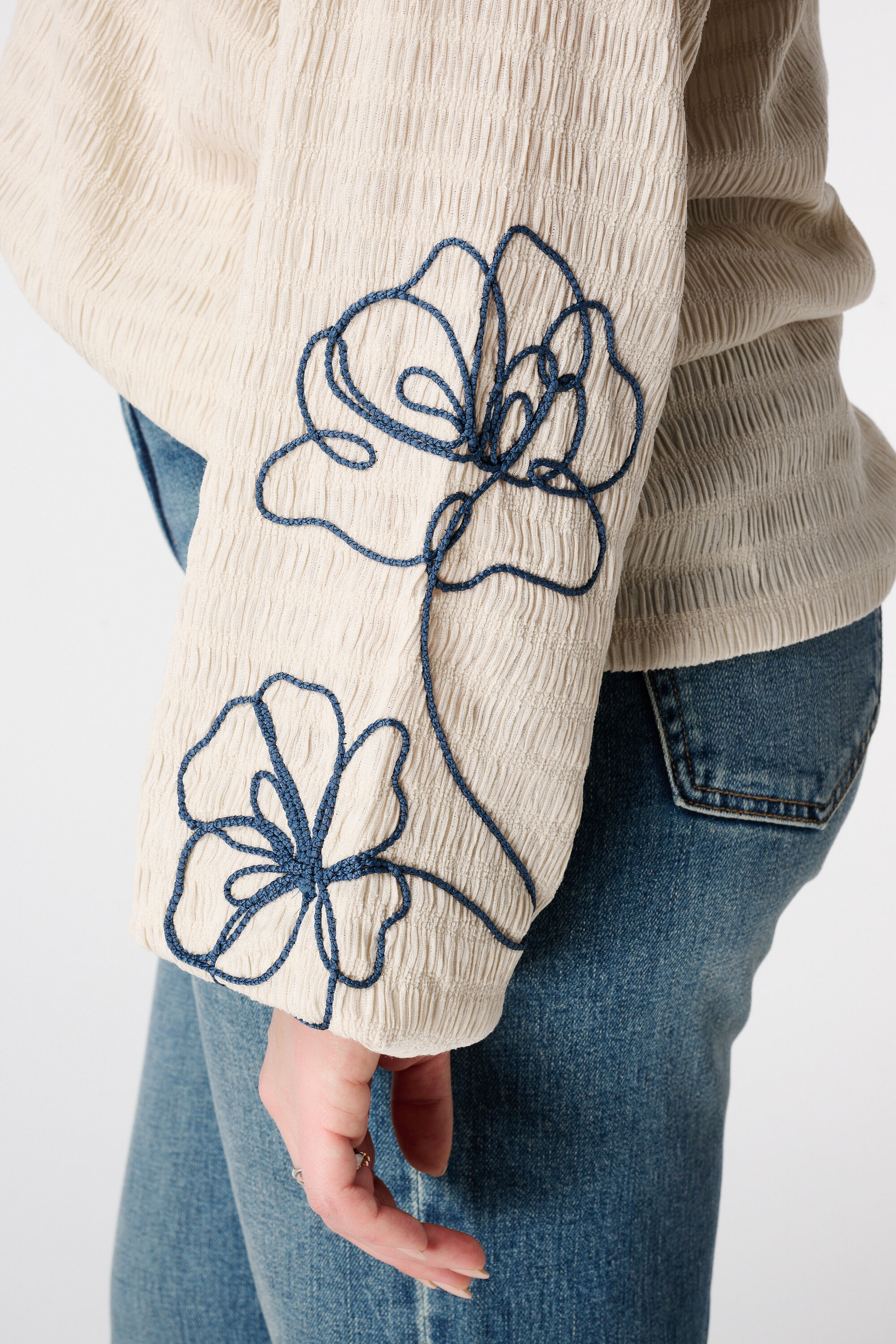 Bluse mit Stickerei image number 6