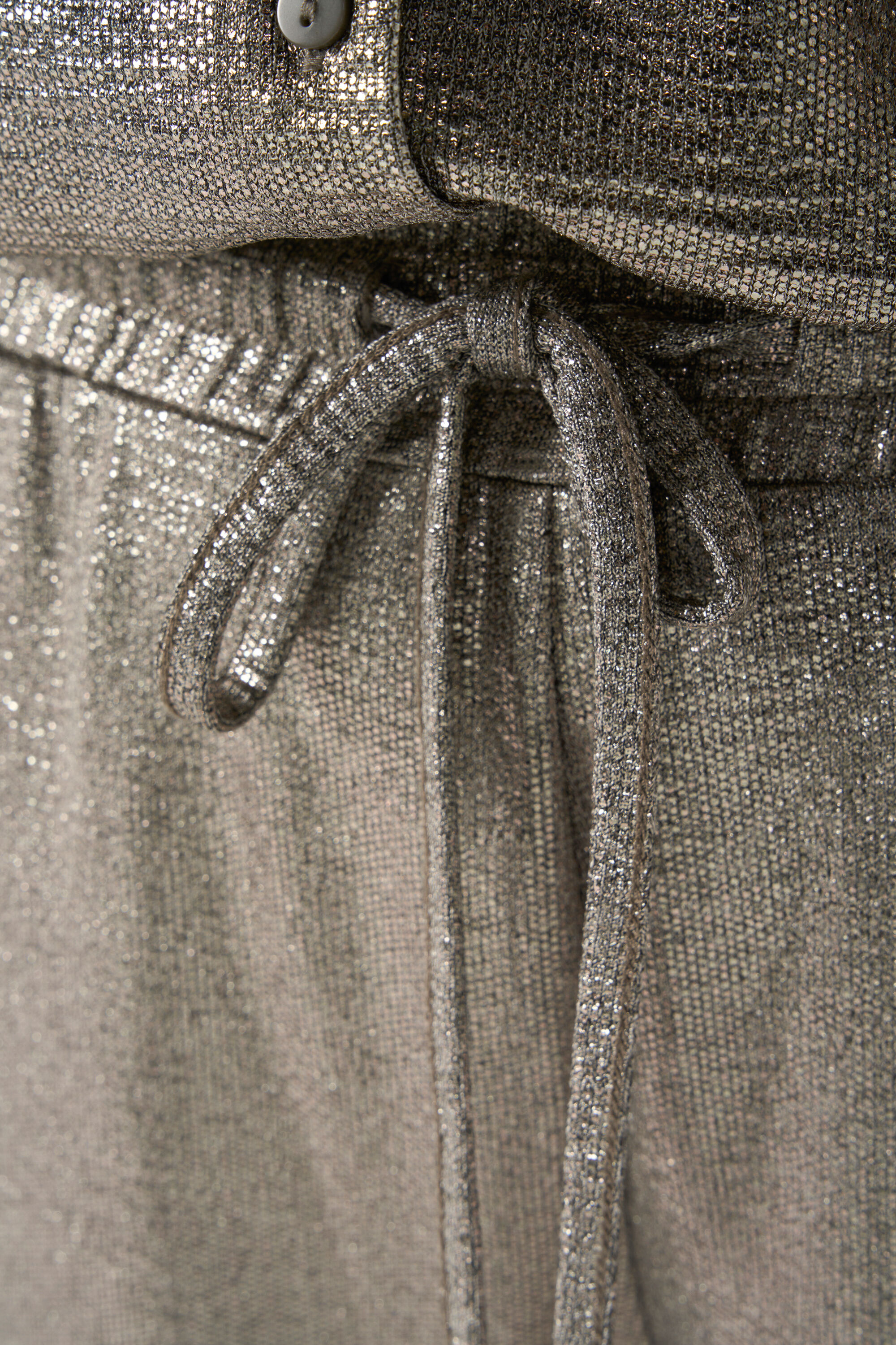 Hose aus gl&auml;nzendem Stoff mit weitem Bein  image number 4