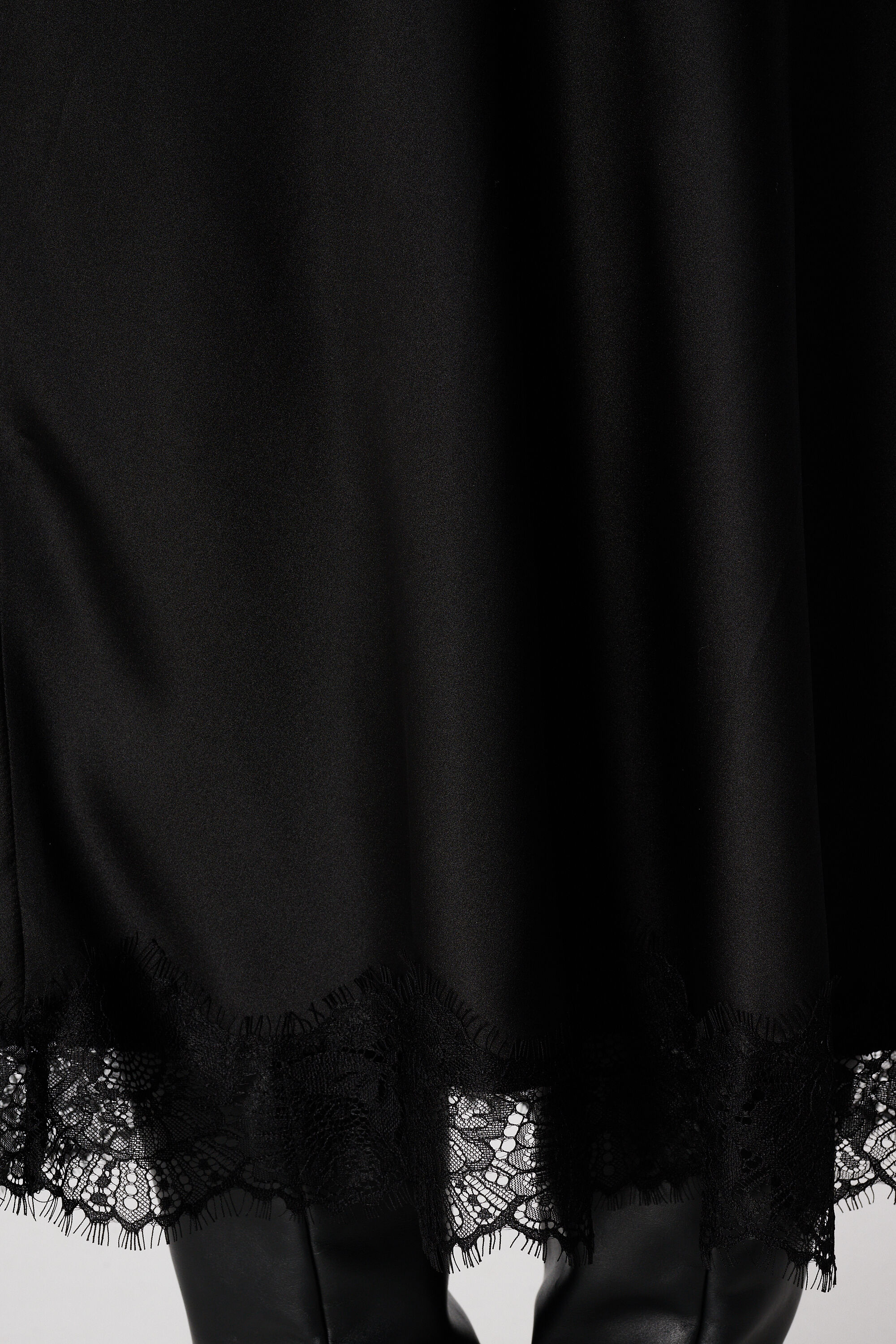 Rock mit Satinoptik und Spitzen-Detail image number 4