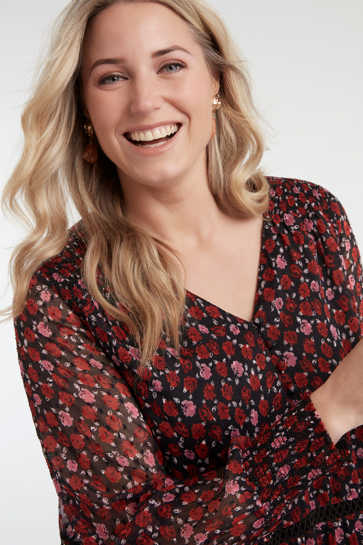 Kleid mit Blumen-Print und Smok-Details image number 4