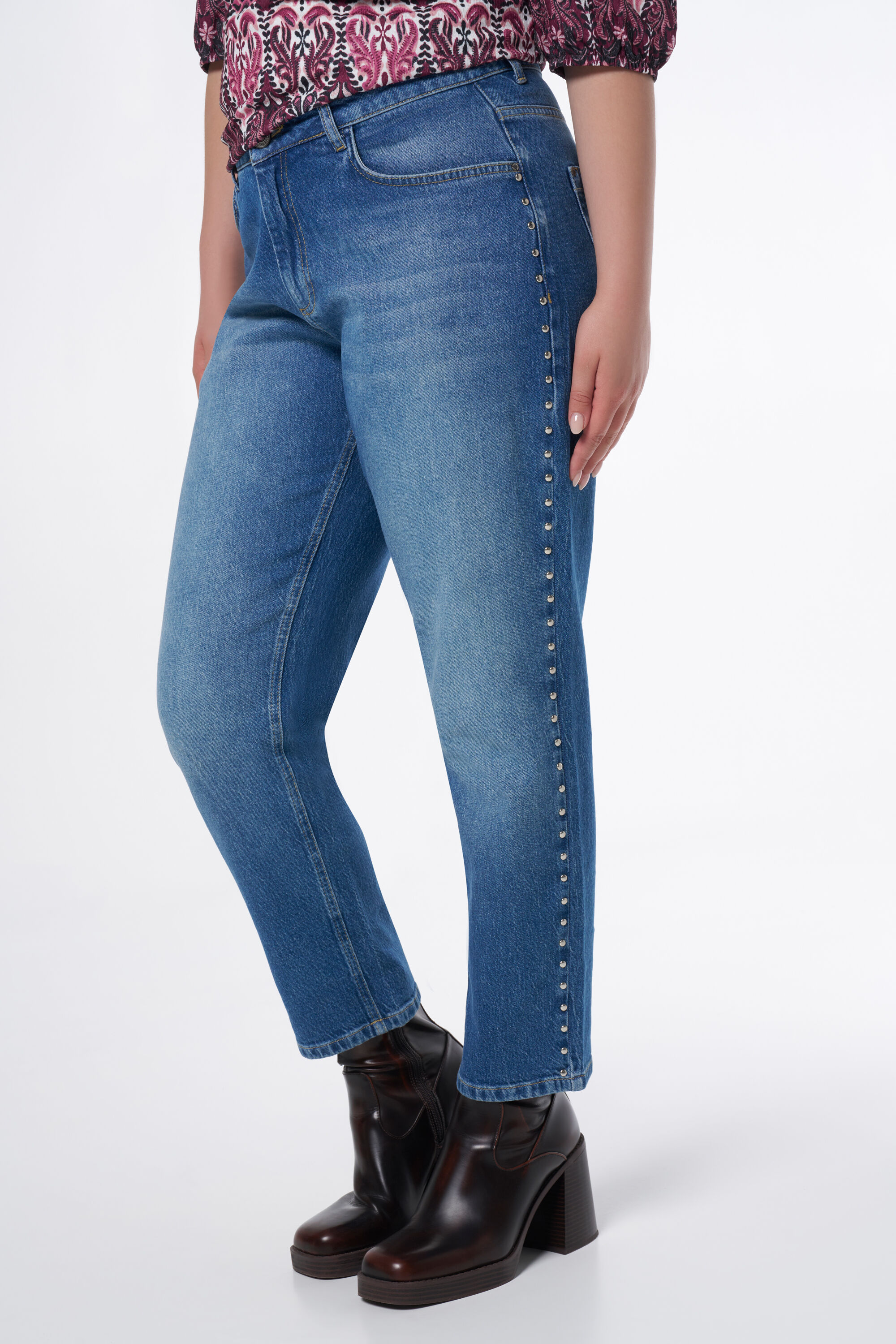 Straight-Leg-Jeans mit Nieten image number 5