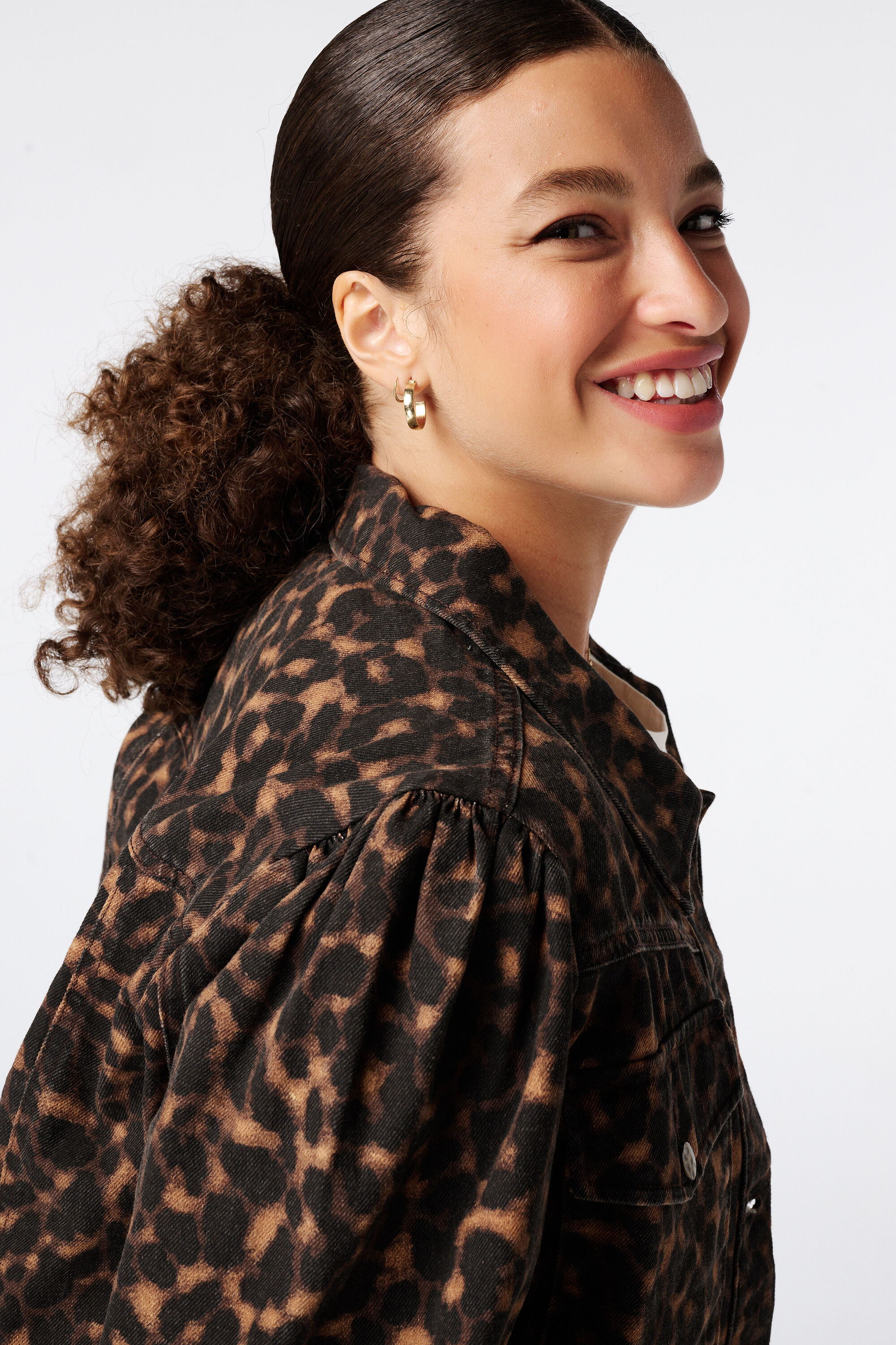 Jeansjacke mit Animalprint image number 4