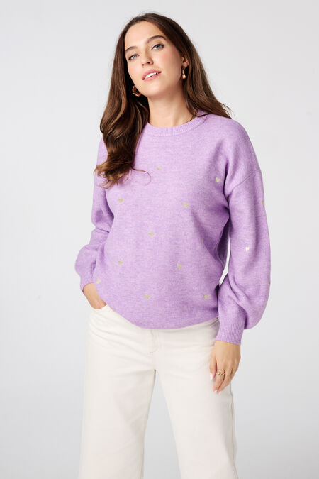 Fein gestrickter Pullover mit gestickten Herzen Fein gestrickter Pullover mit gestickten Herzen