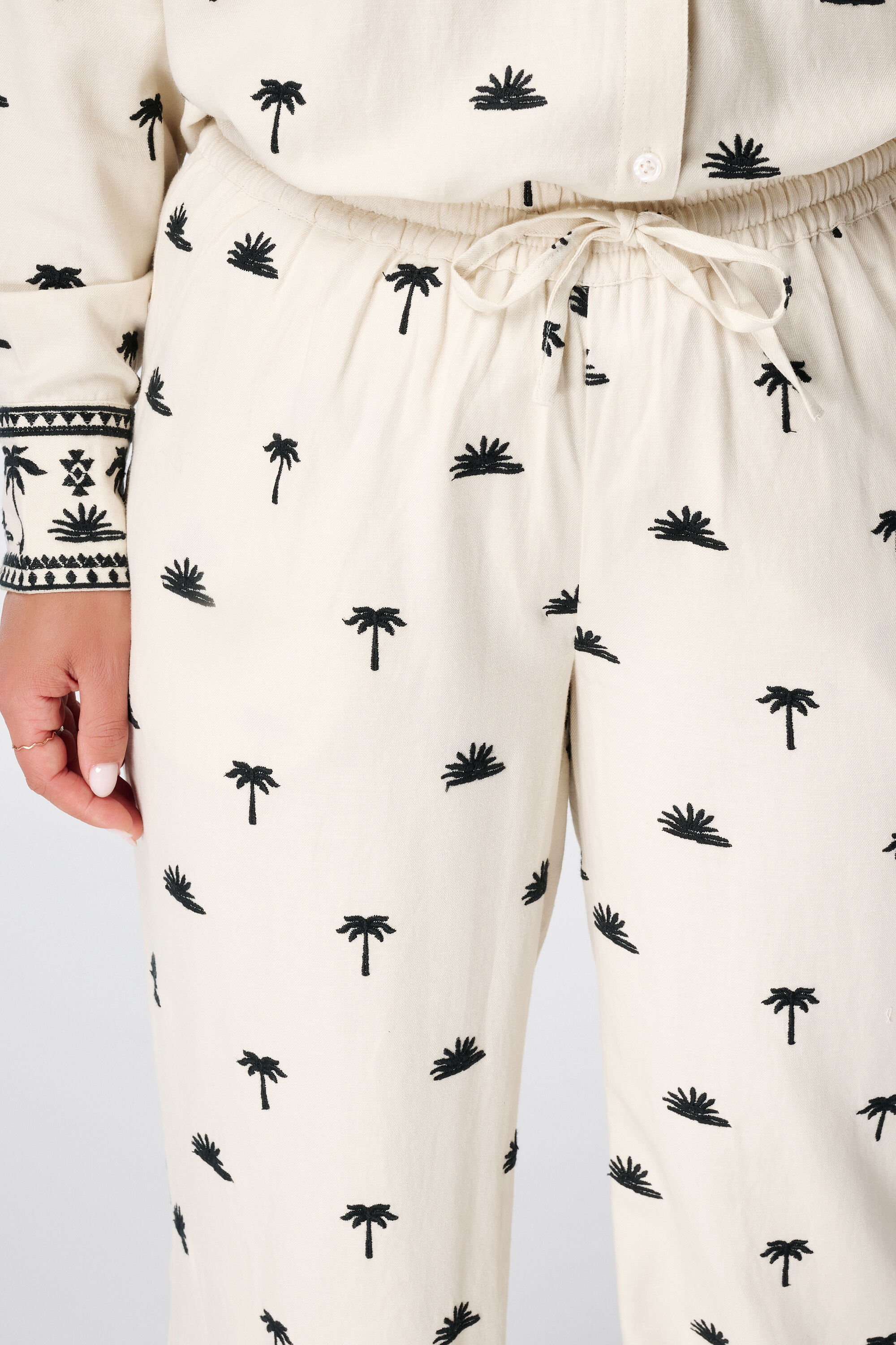 Hose mit Stickereidetails image number 4