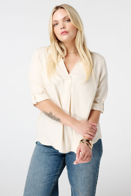 Bluse mit gekrempelten Ärmeln Bluse mit gekrempelten Ärmeln