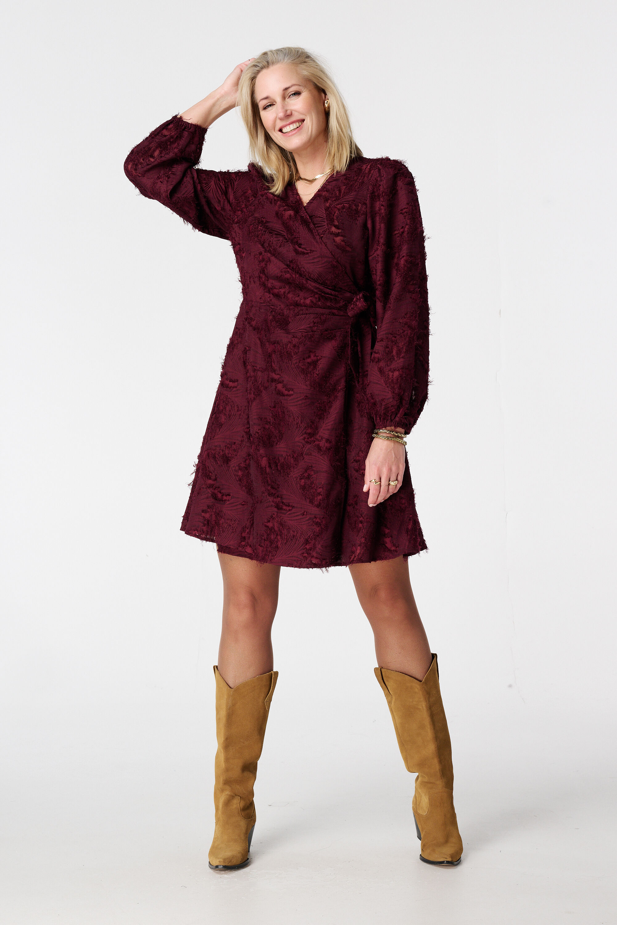 Kleid mit Spitzenstruktur und Wickeloptik