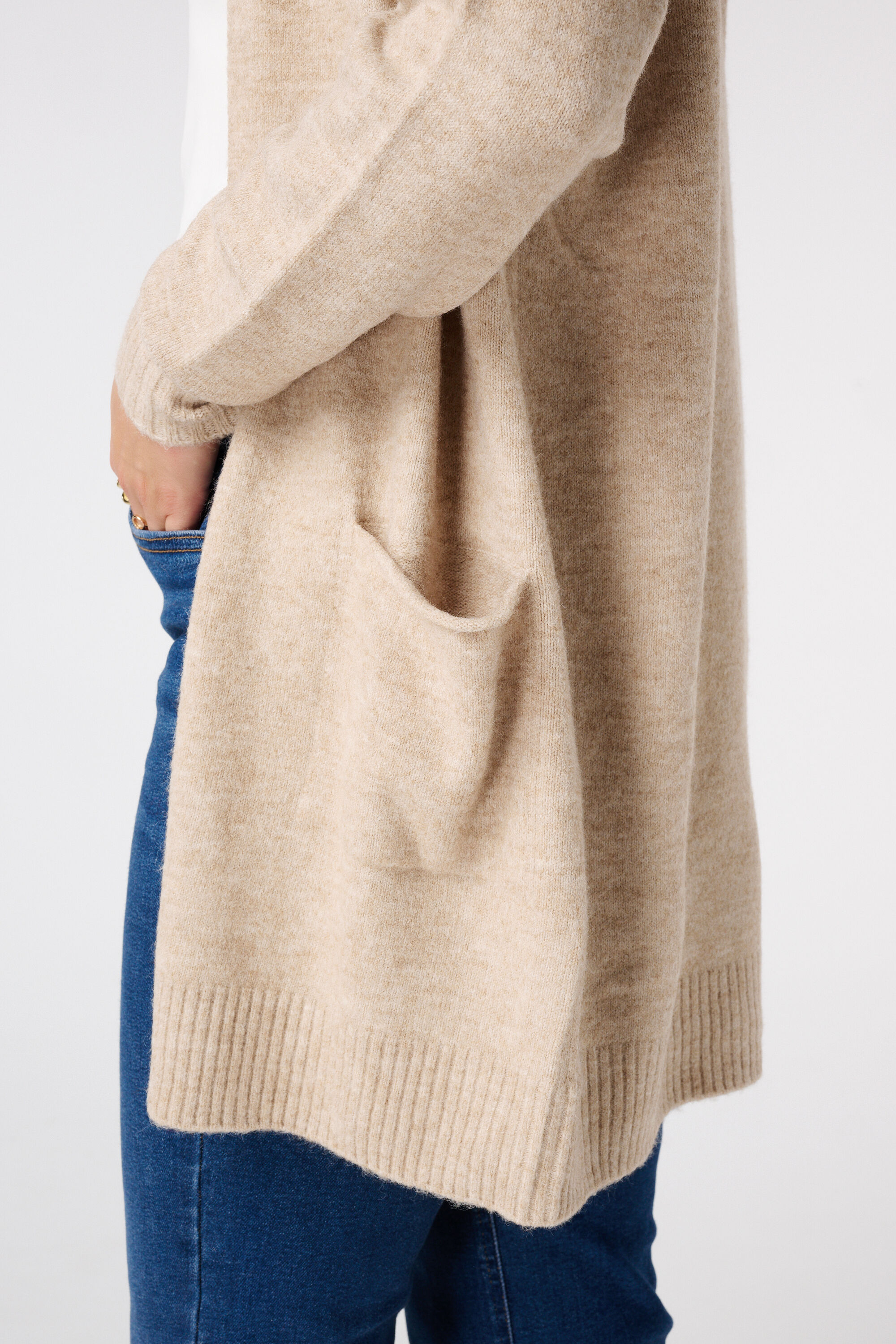 Mittellange Strickjacke mit Eingrifftaschen image number 6