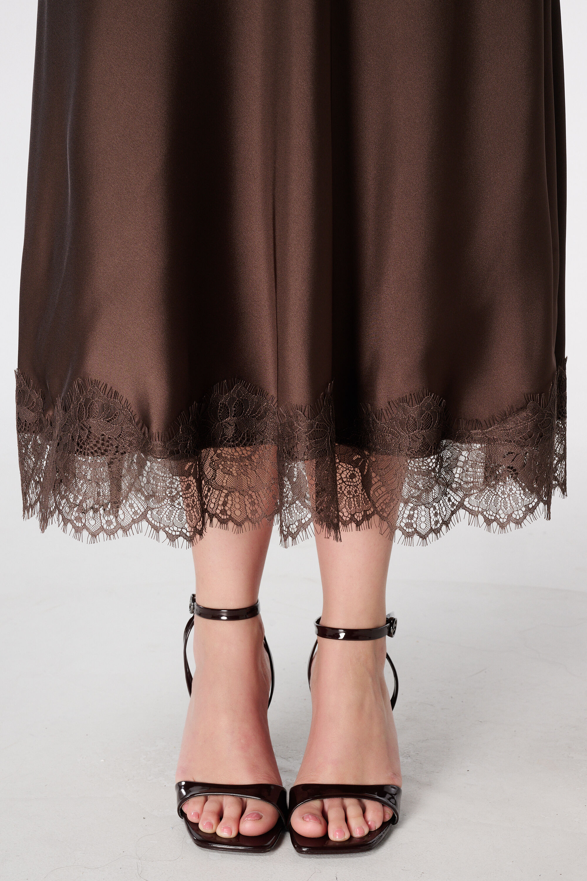 Rock mit Satinoptik und Spitzen-Detail image number 4