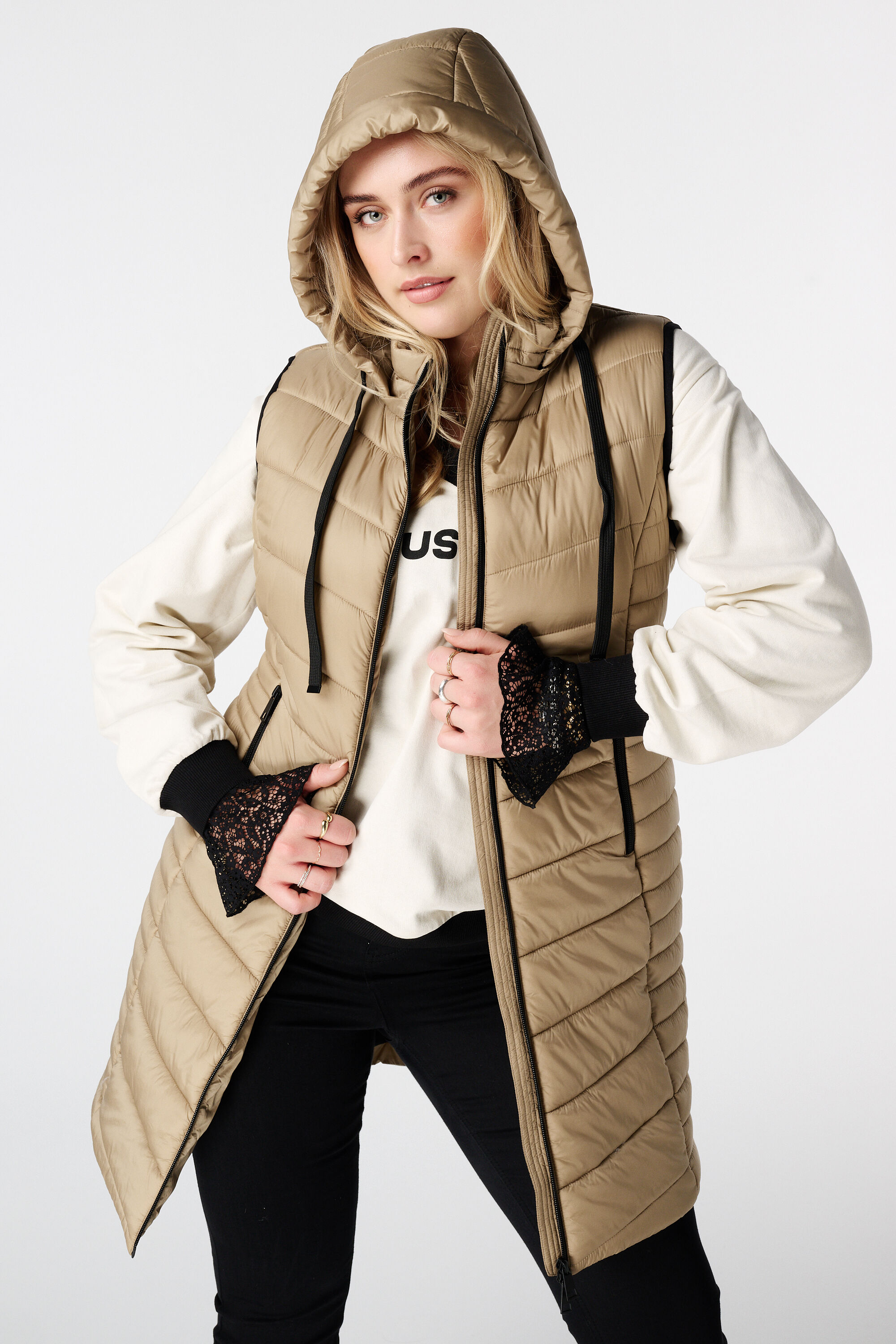 Lange Steppweste mit Kapuze