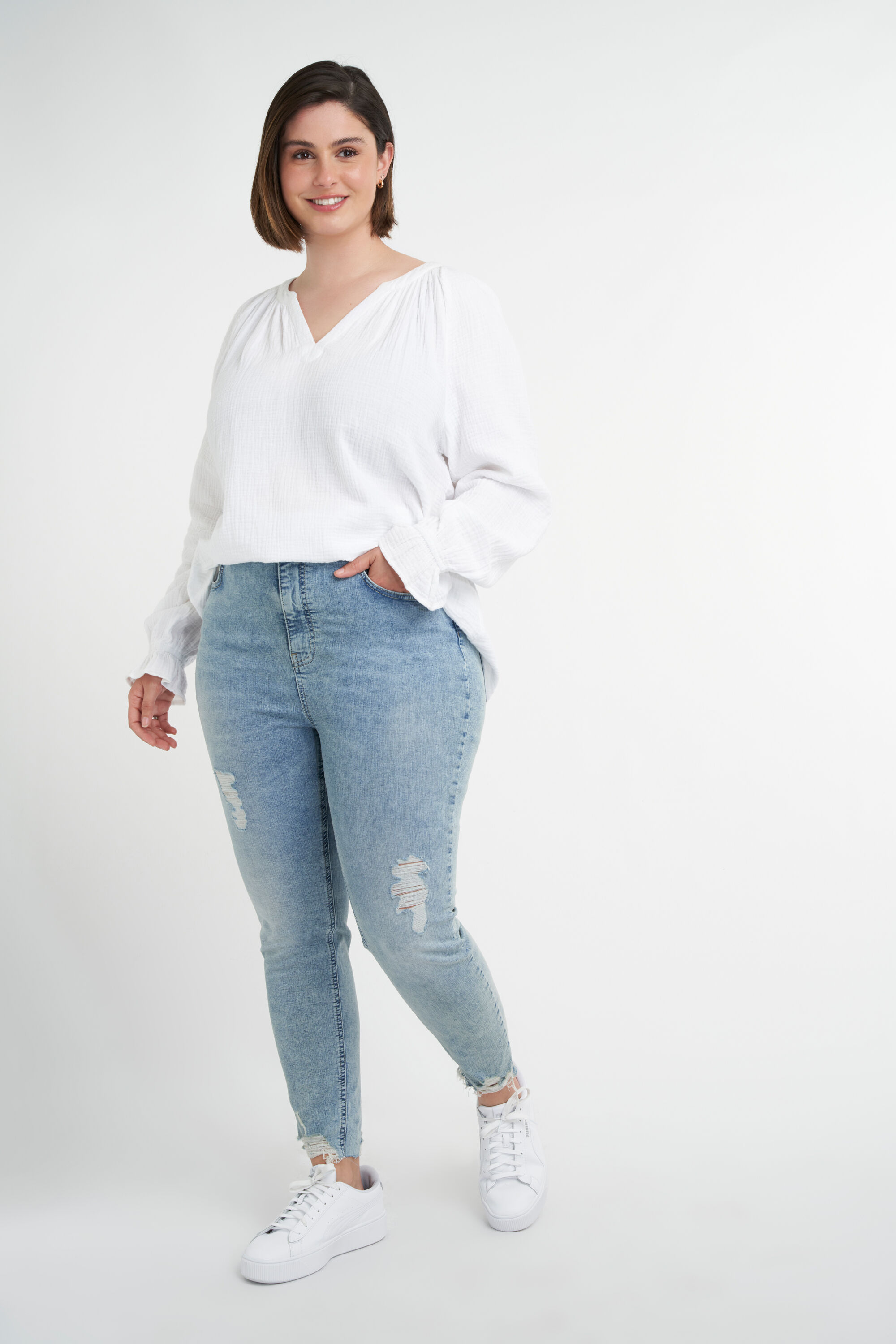 Jeans mit Destroyed-Detail image number 0