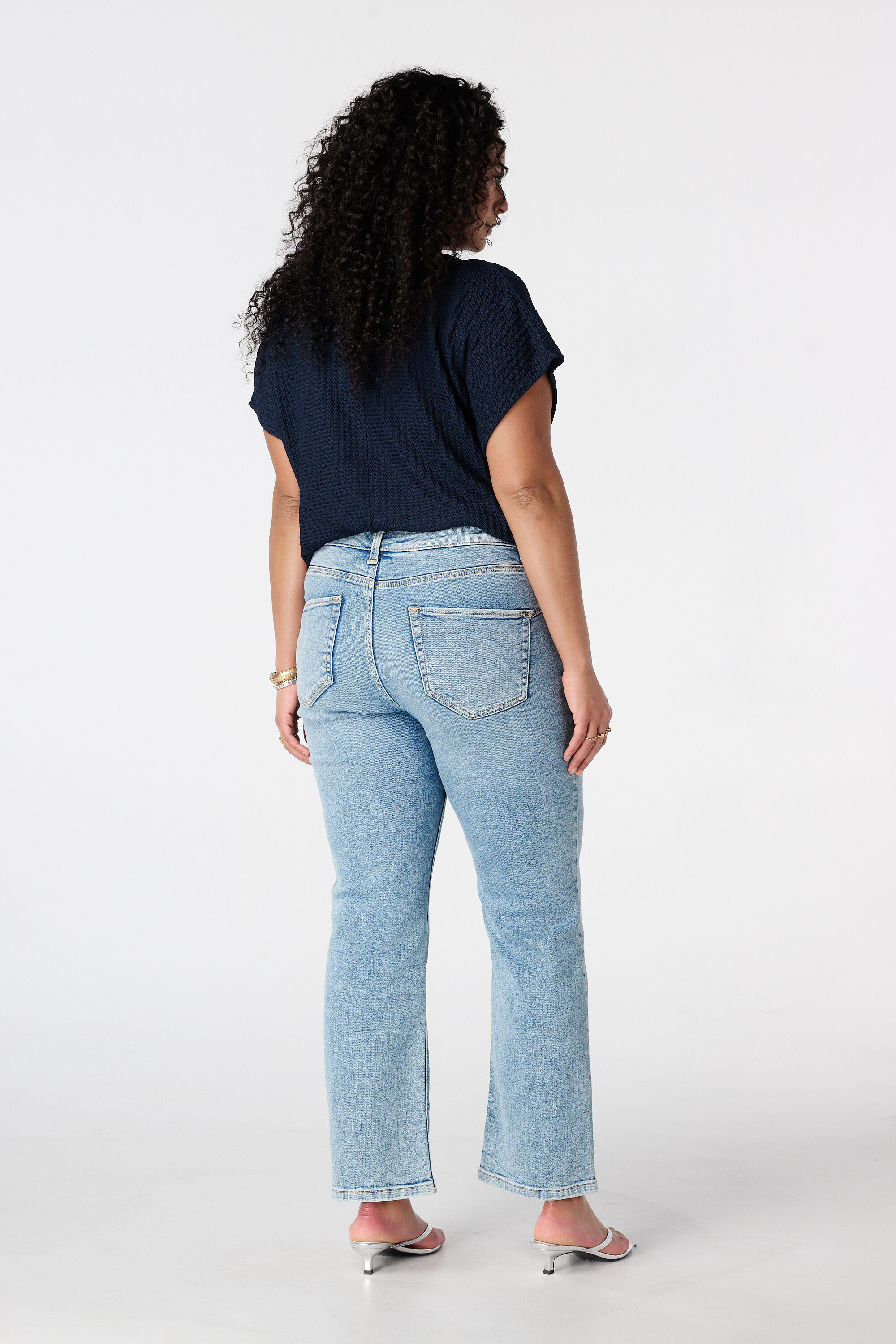 Straight Leg Jeans mit mittelhohem Bund image number 3