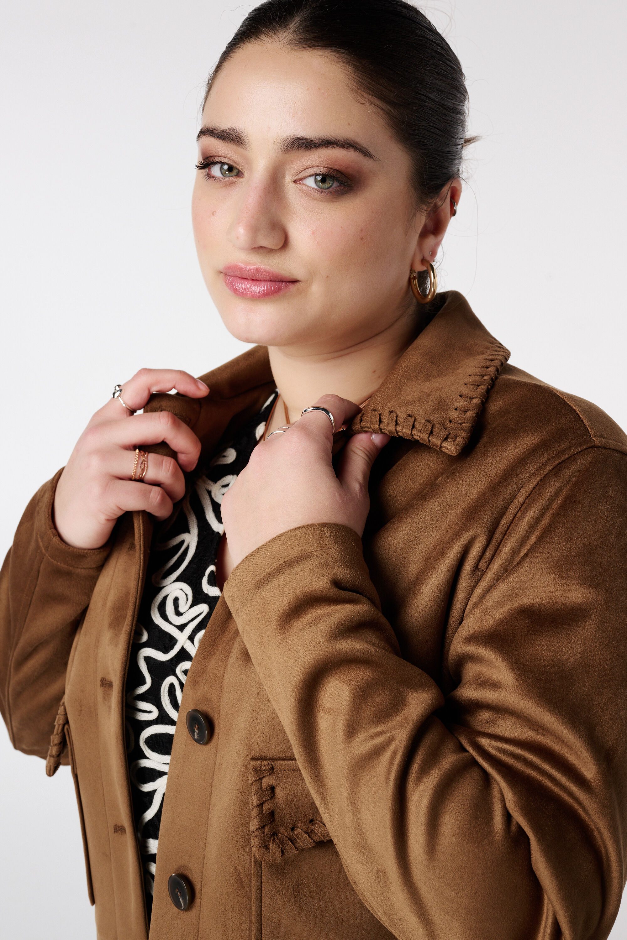 Kurze Jacke in Wildlederoptik mit Ziern&auml;hten image number 4