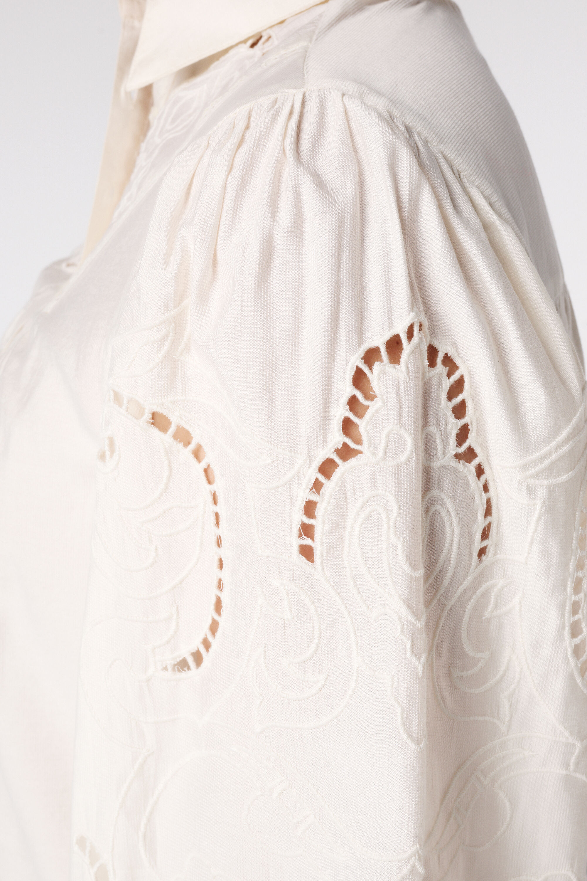 Bluse mit durchbrochener Stickerei image number 6