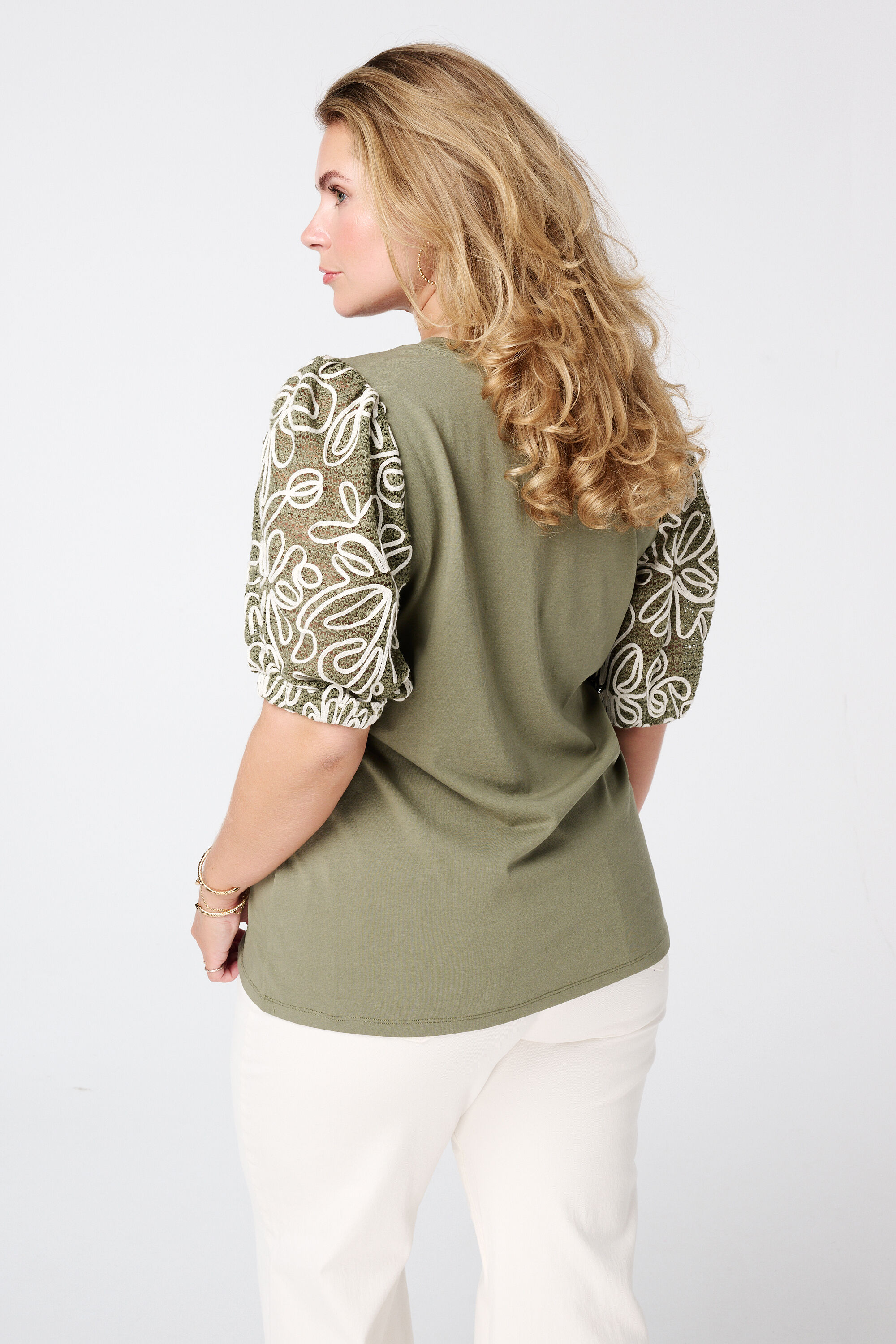 T-Shirt mit bestickten &Auml;rmeln image number 3