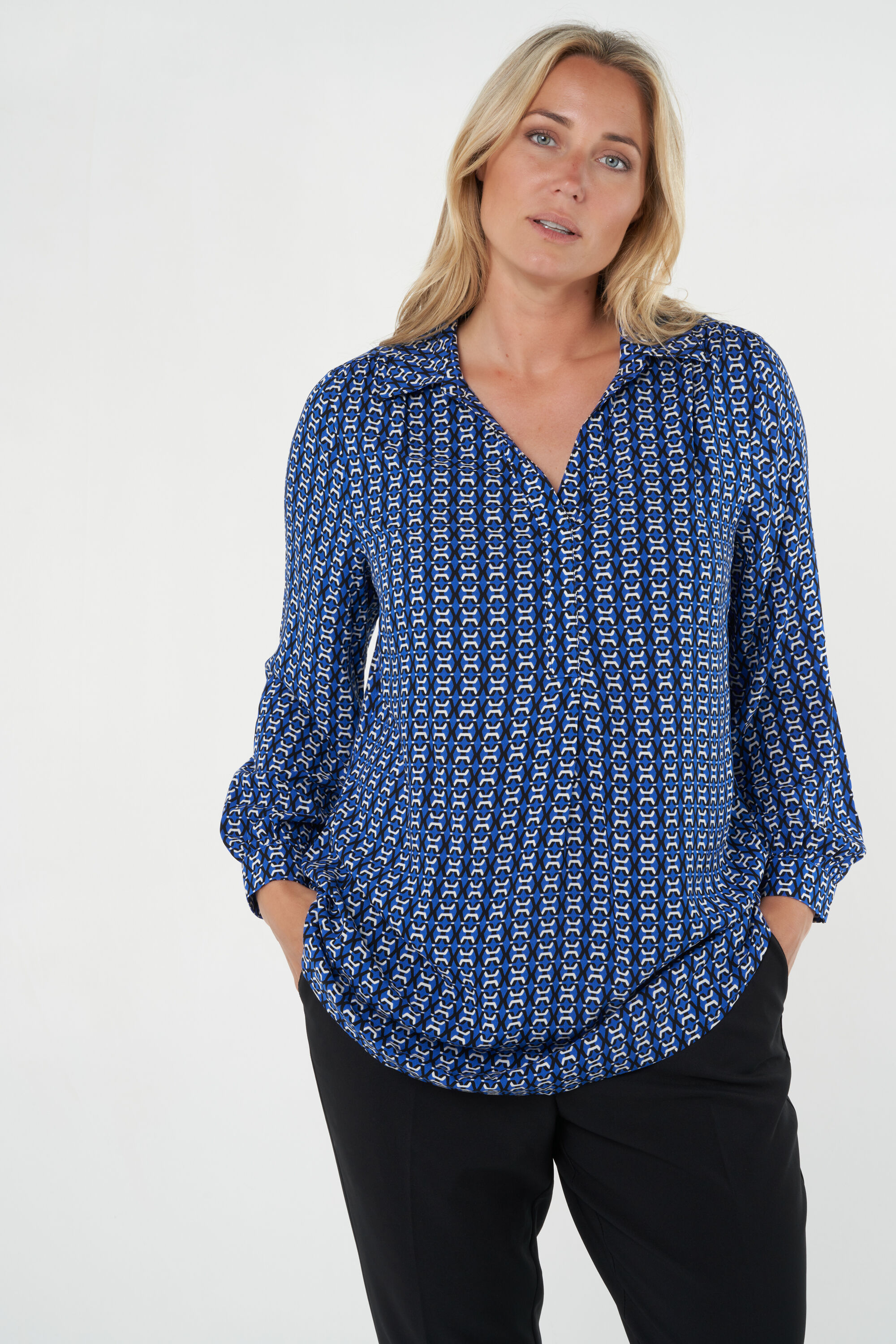 &Uuml;bergro&szlig;e Bluse mit Kragen und V-Ausschnitt image number 5