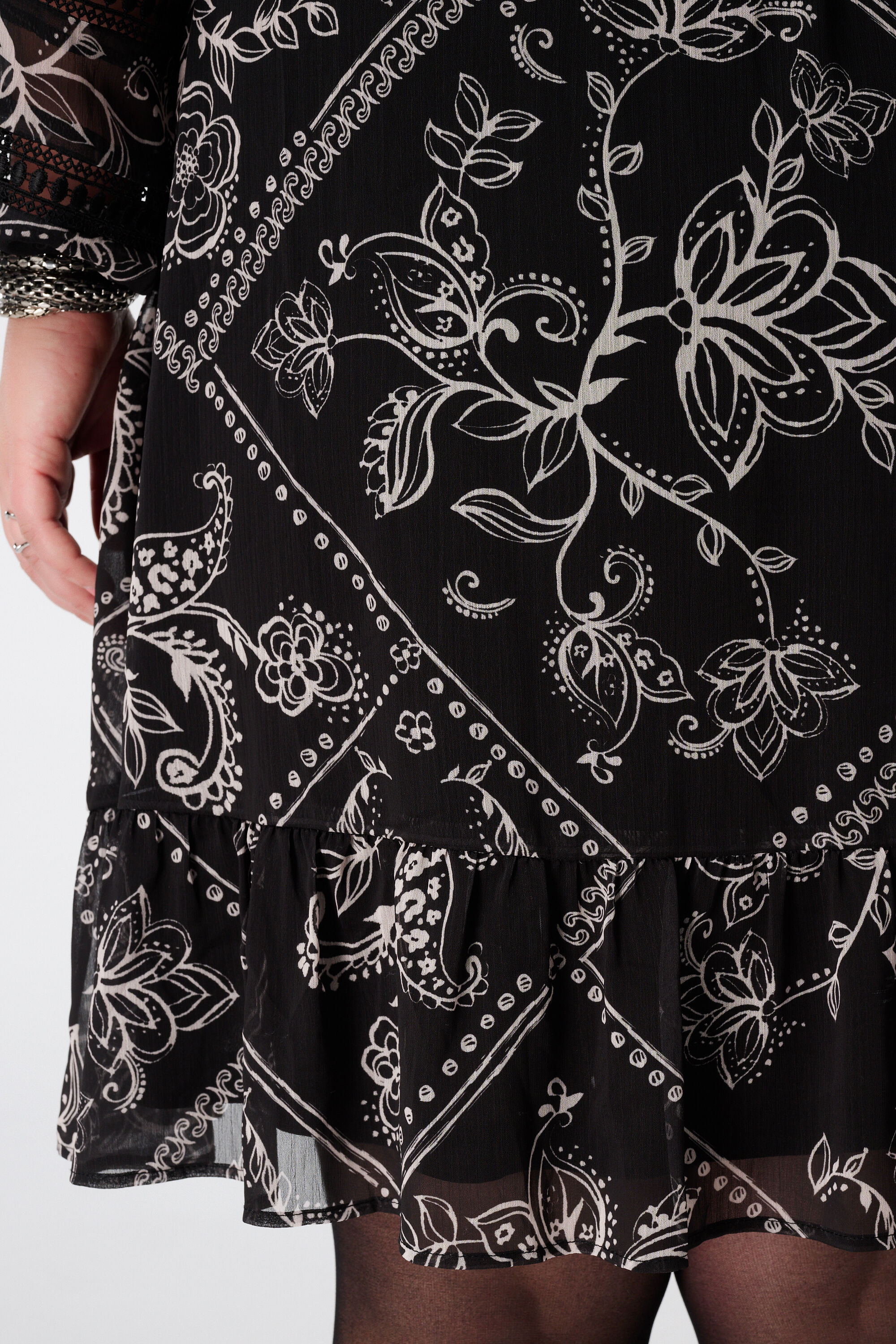 Kleid mit Print und Stickereidetails image number 6