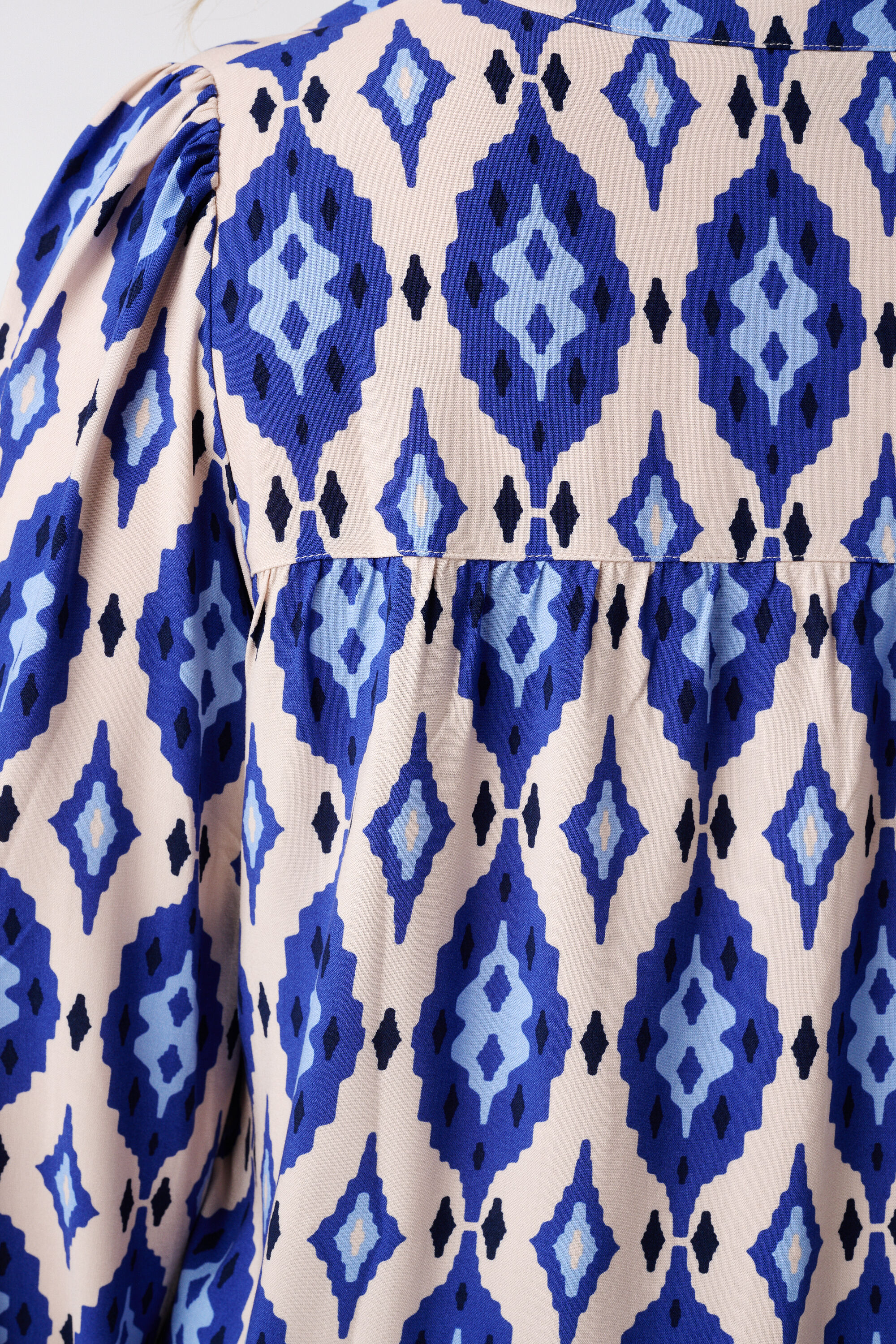 Bluse mit Print und Spulen image number 6