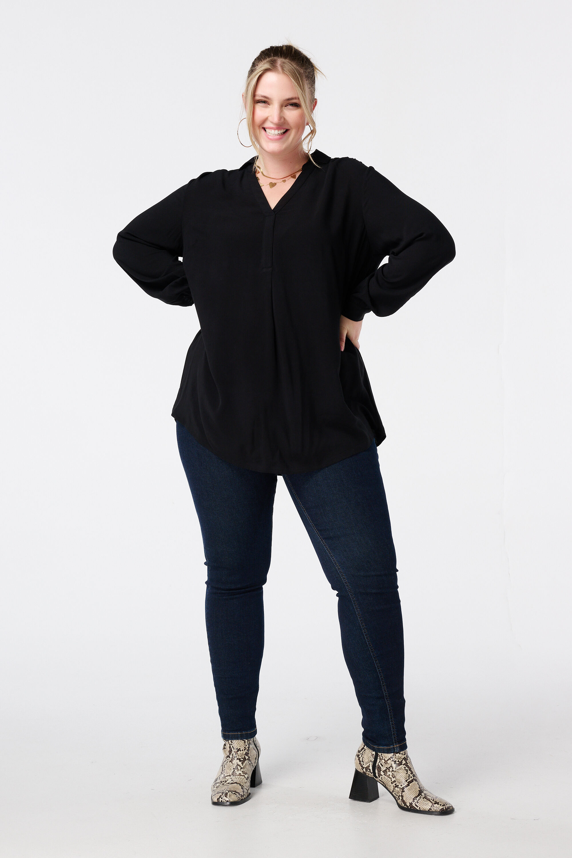 Weite Bluse mit V-Ausschnitt image number 5