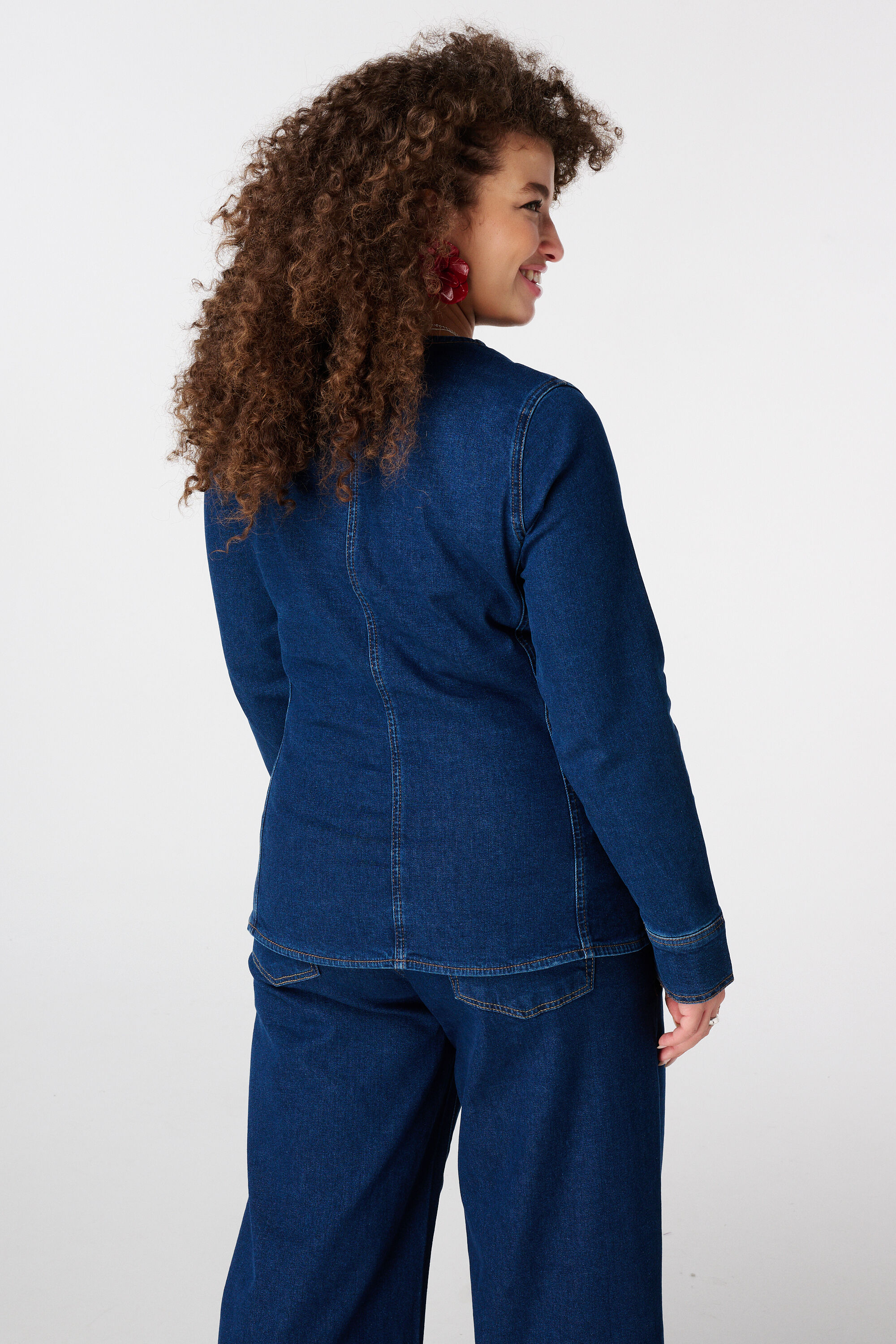 Taillierte Jeansjacke image number 3