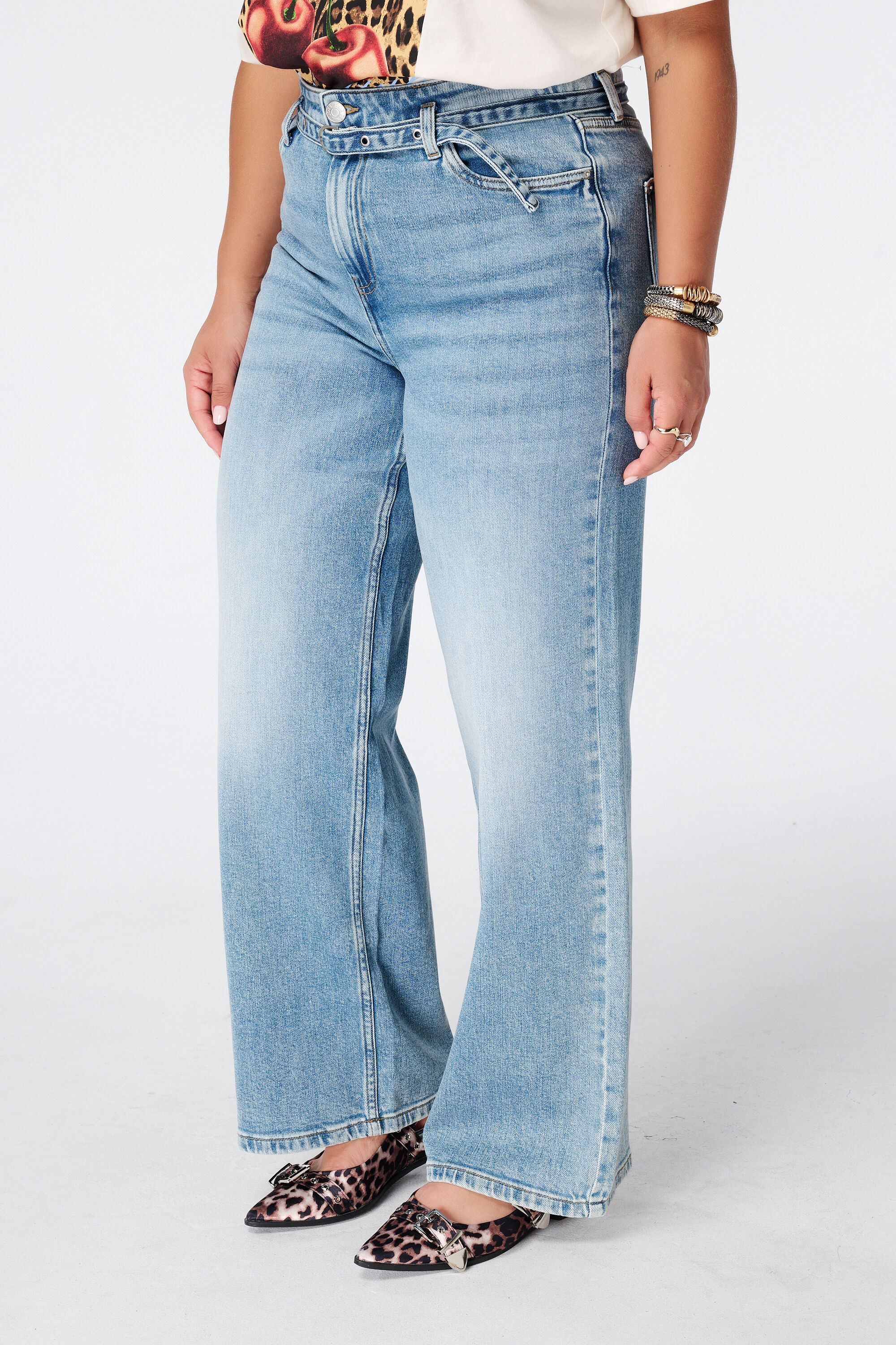 Loose-Leg-Jeans mit G&uuml;rtel  image number 5