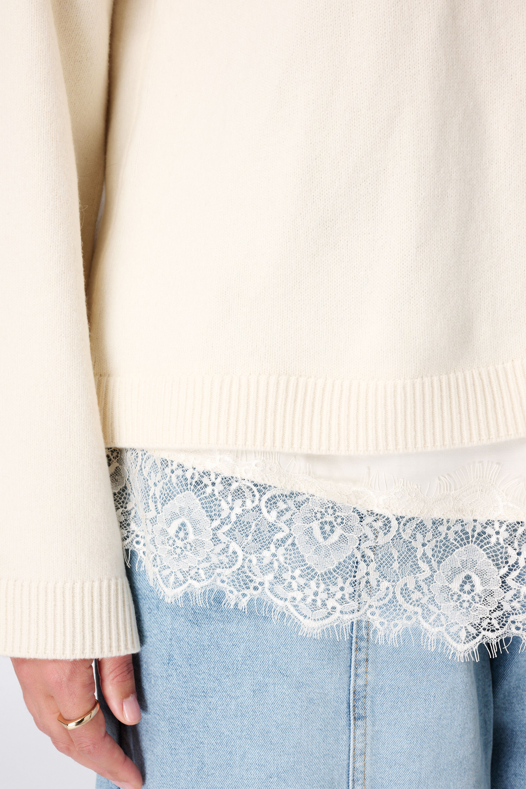 Pullover mit Spitze image number 6