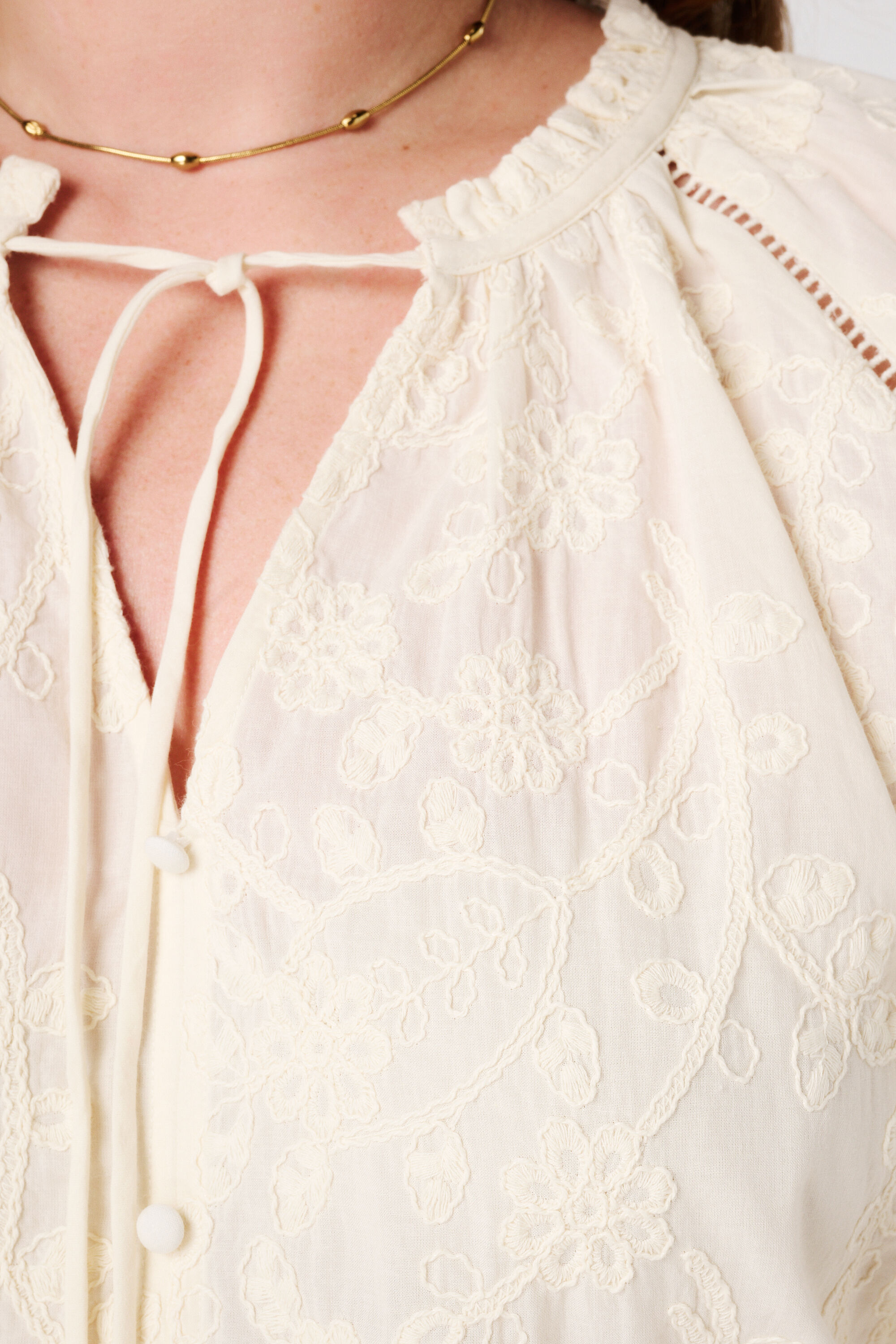 Bluse mit Stickerei  image number 6