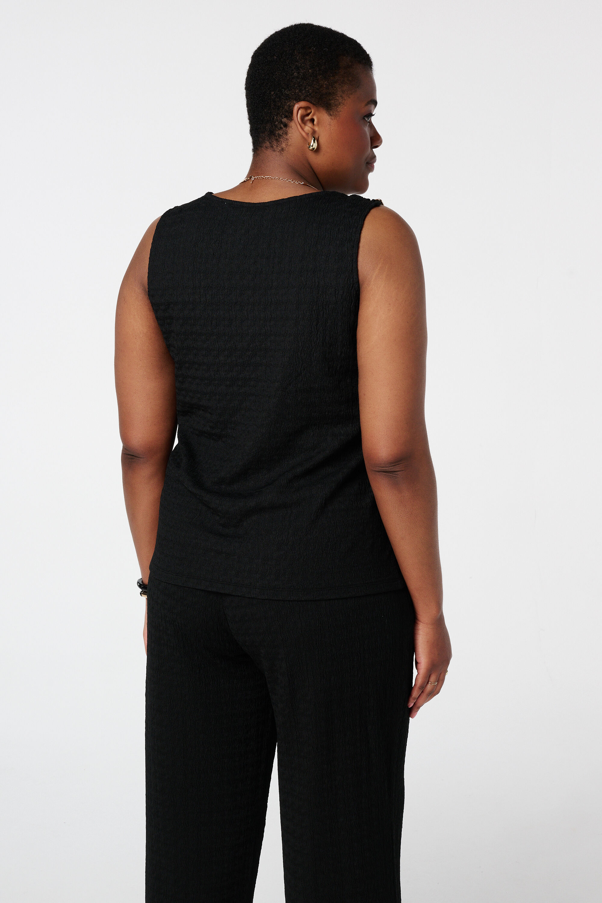 Schwarzes Top mit dekorativer Schnalle und strukturiertem Stoff image number 3