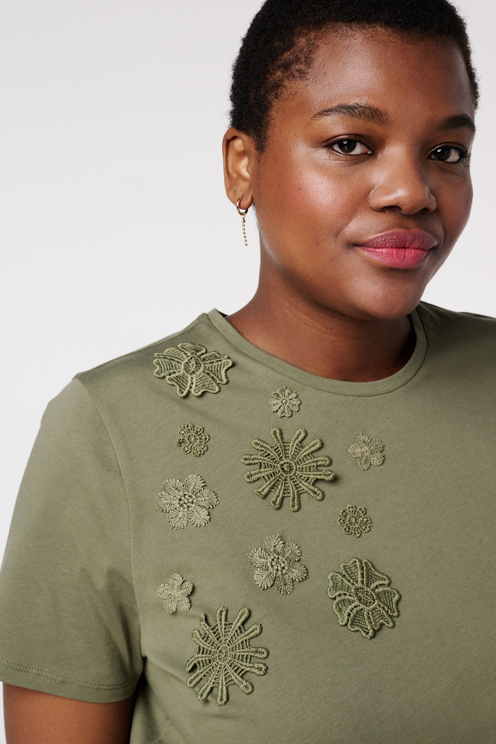 T-Shirt mit Blumen image number 4