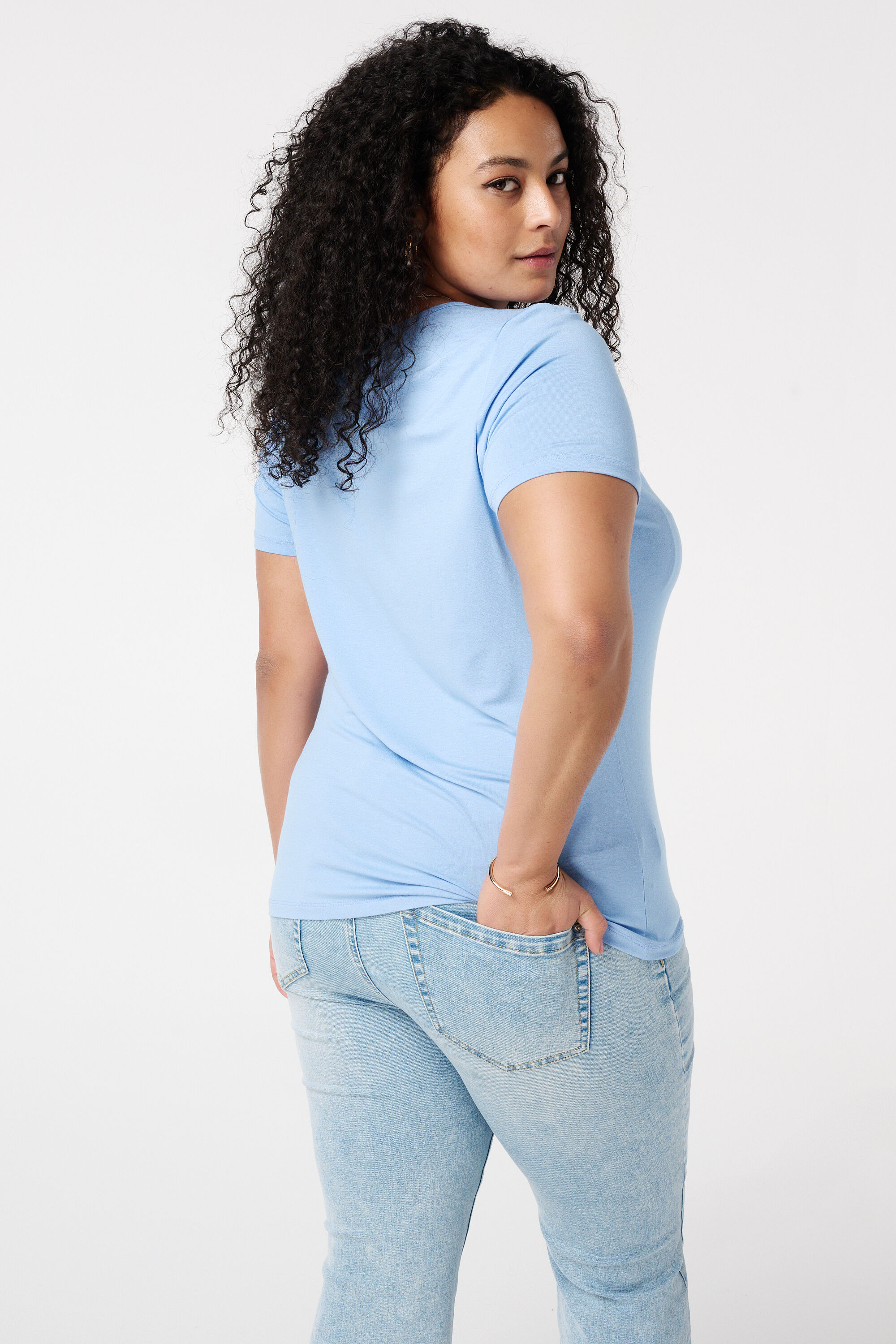 T-Shirt mit V-Ausschnitt image number 3