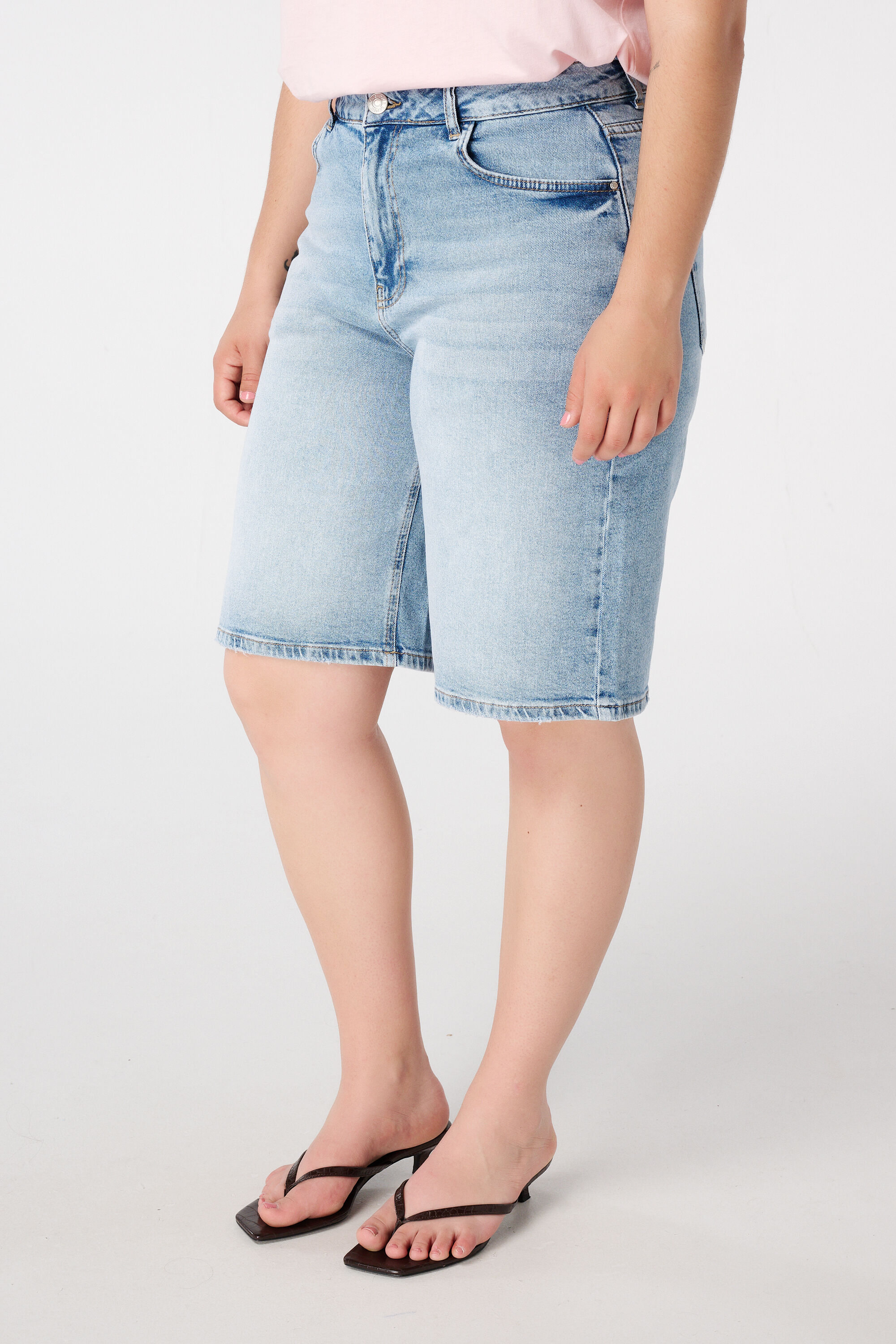 Kurze Jeans mit Stretch image number 5